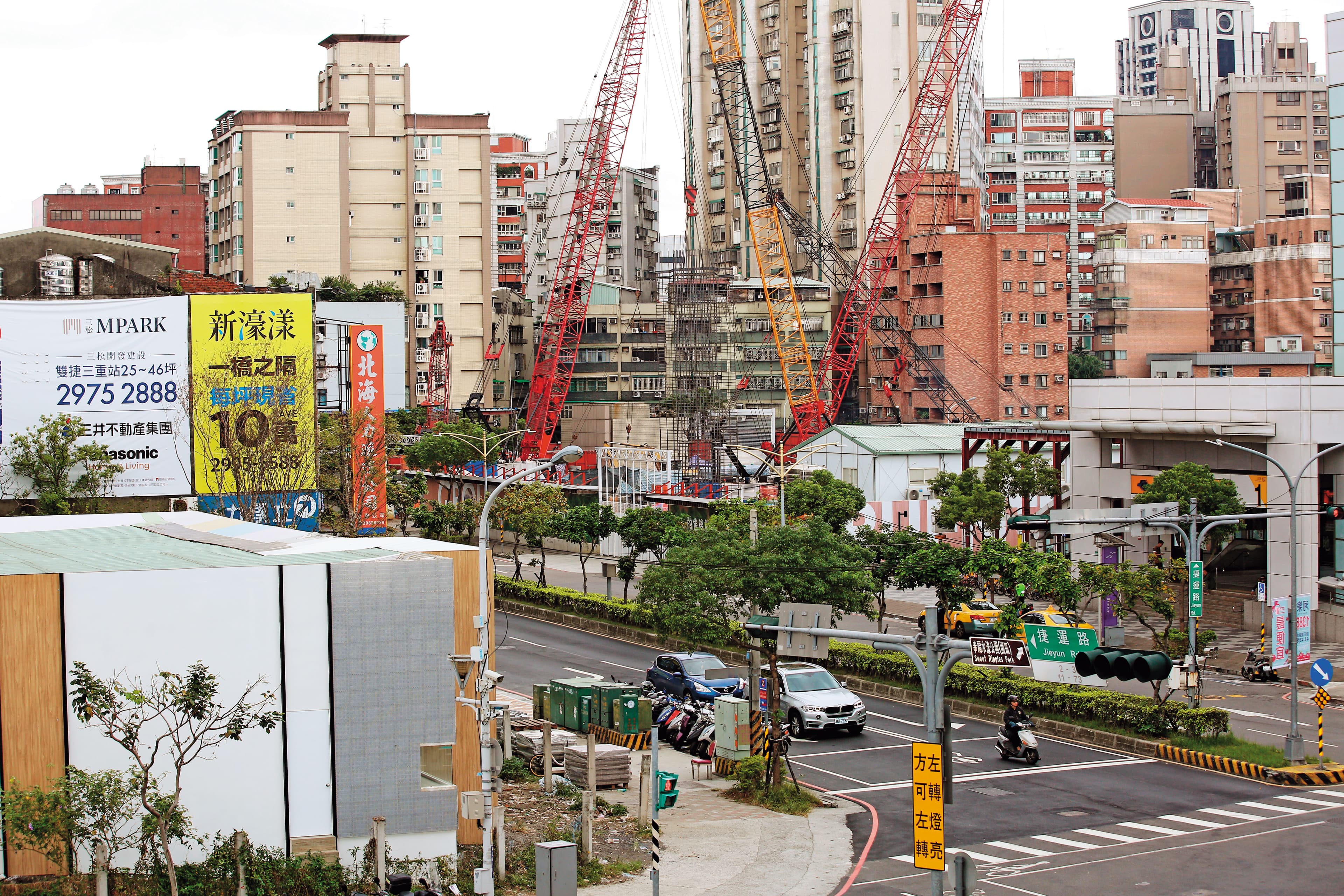 捷運三重站因位處機場線和新莊線交會，附近地價大漲。