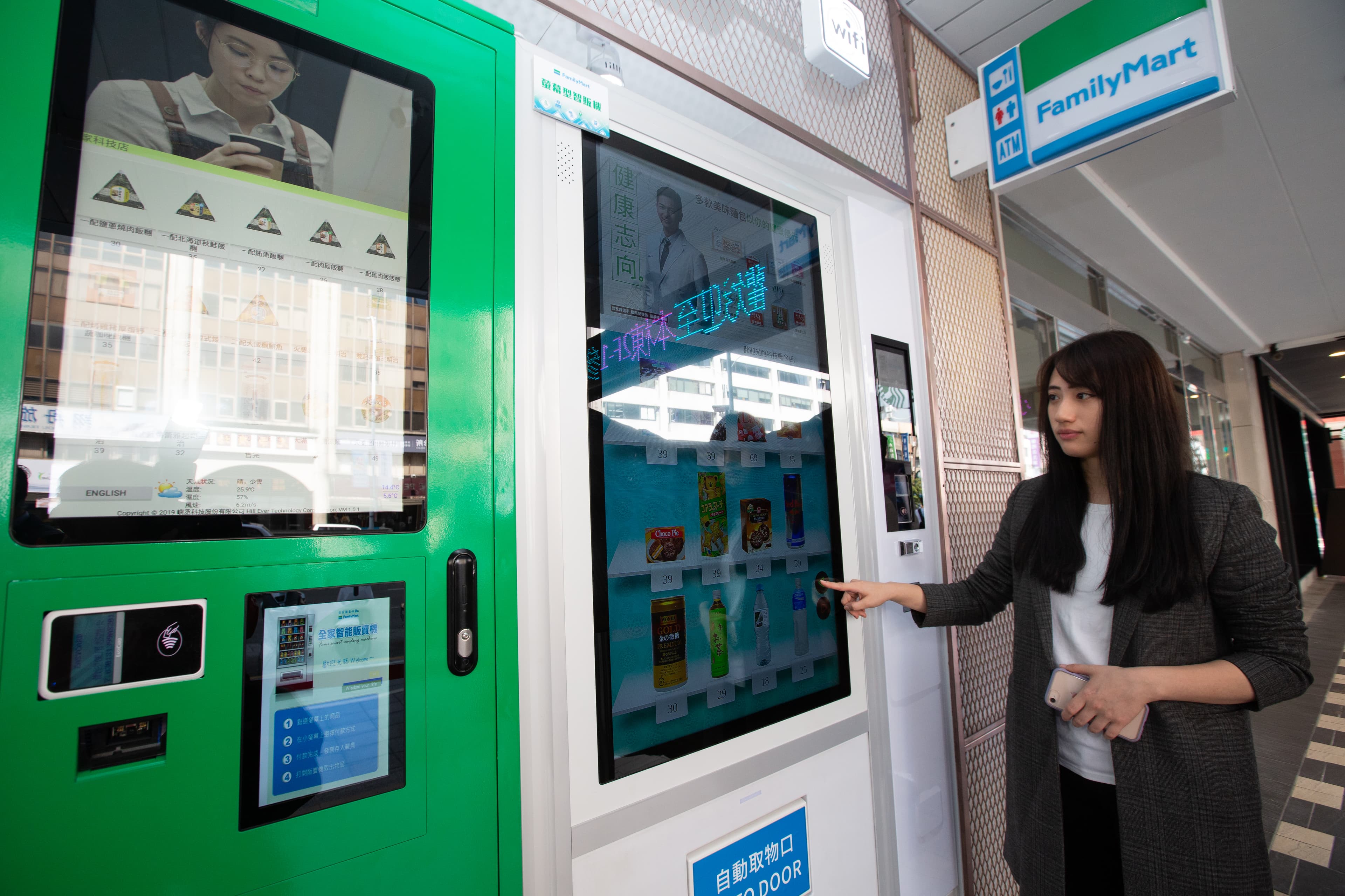全家在小巨蛋旁開科技概念2店，內有多種獨家科技幫忙解決店員勞務。（圖為智能販賣機）