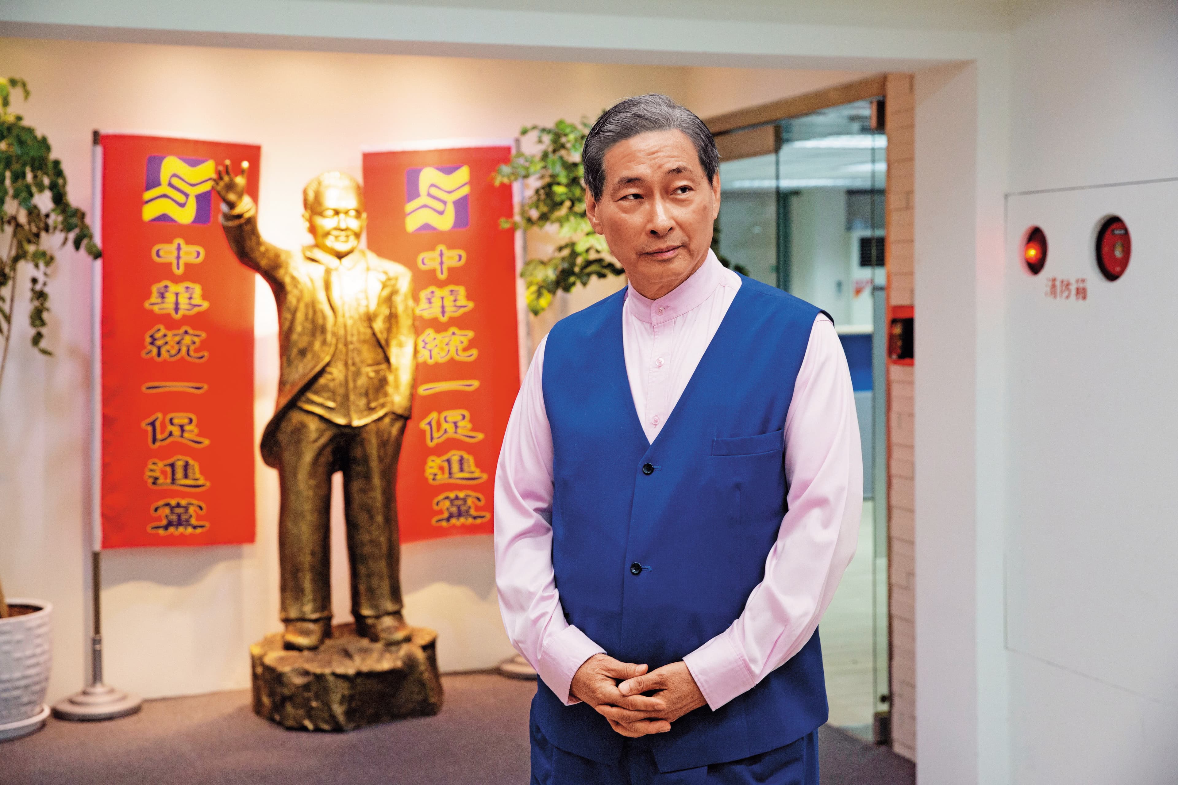 張安樂否認自己是中共代理人，因中共並未授權，但他自稱是「中共同路人」，強調中國就是他的上帝。