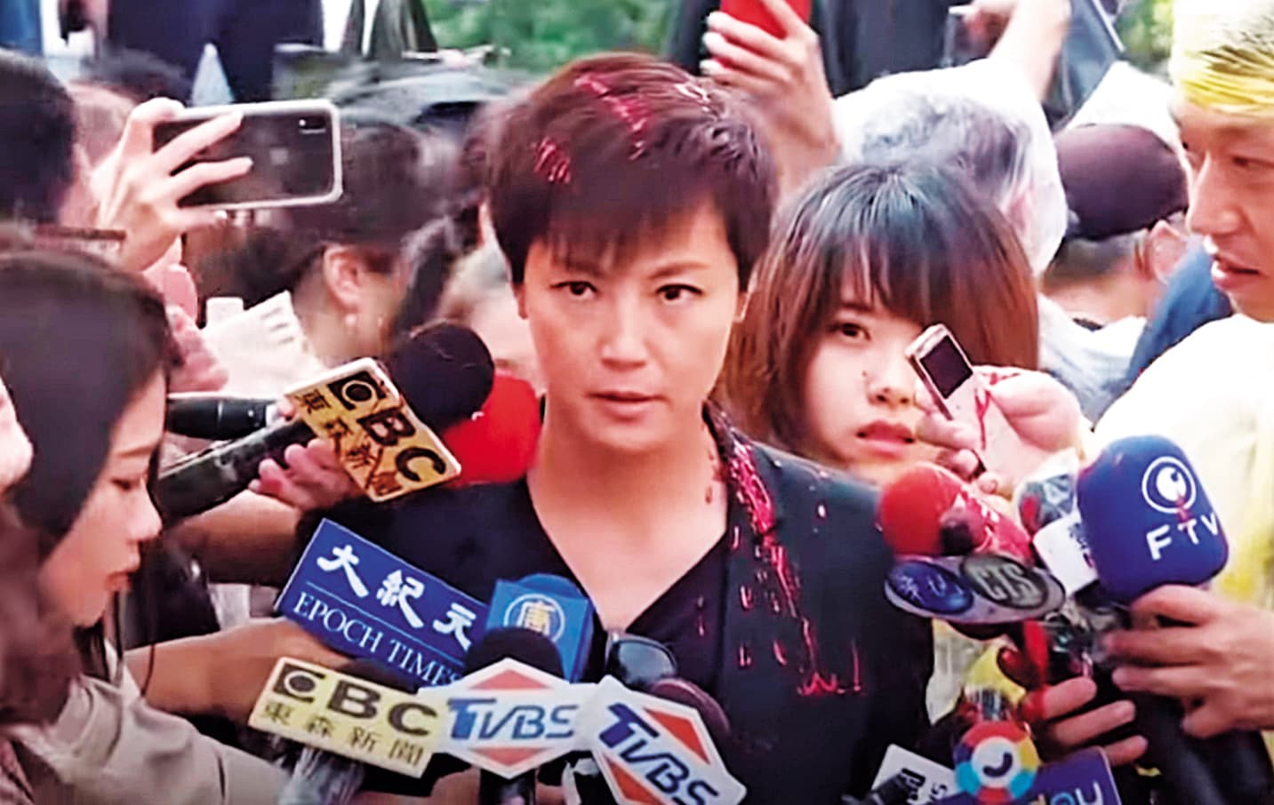 香港歌手何韻詩（圖）9月29日來台遭統促黨成員胡志偉潑漆，檢警將胡嫌以組織犯罪偵辦。 （翻攝自新唐人電視台）