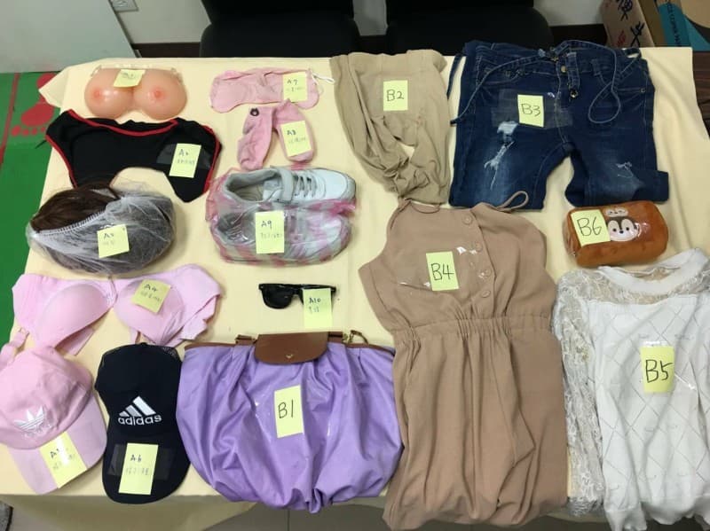 警方於戴男住處、車上搜出大量女裝，包括女性內衣、假乳等。（翻攝畫面）
