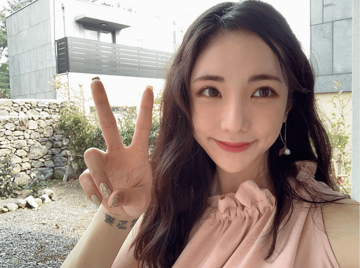 美麗的Jiwon現在充滿自信，但是她曾經有段不太快樂的過往。（翻攝IG）