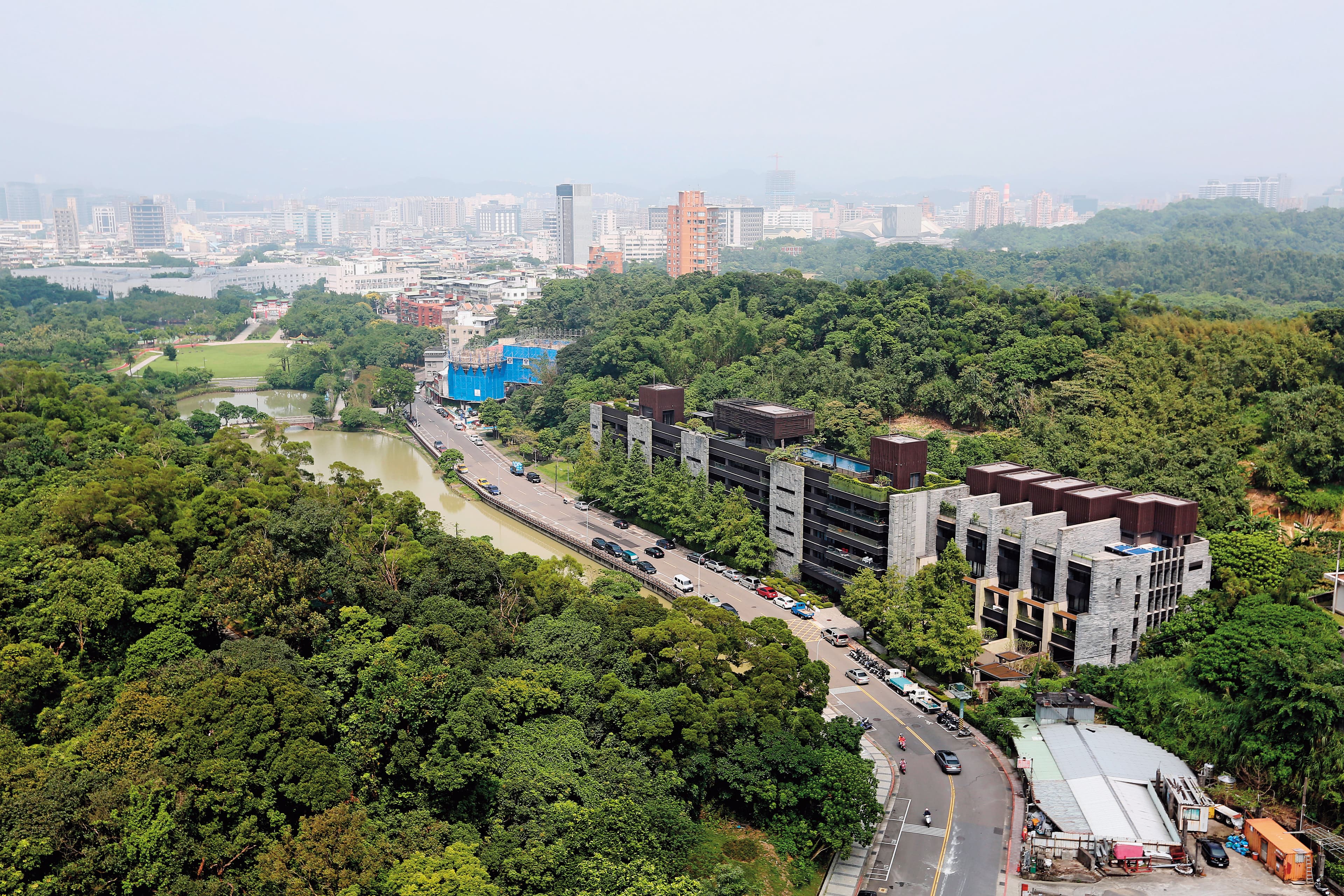 蕭敬騰的豪宅被前面道路攔腰環抱，為「玉帶水」的好格局。
