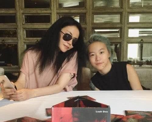 王菲的生活重心是兩個女兒，圖右是頗有音樂細胞的大女兒竇靖童。（翻攝新浪娛樂）