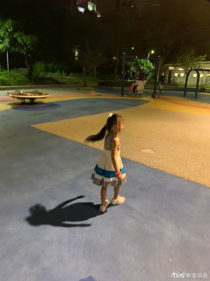 汪小菲在微博上PO出帶女兒在公園遊玩的照片，小玥兒長髮飄飄，穿著連身裙，甩馬尾的樣子像極了媽媽大S。（翻攝自汪小菲微博）