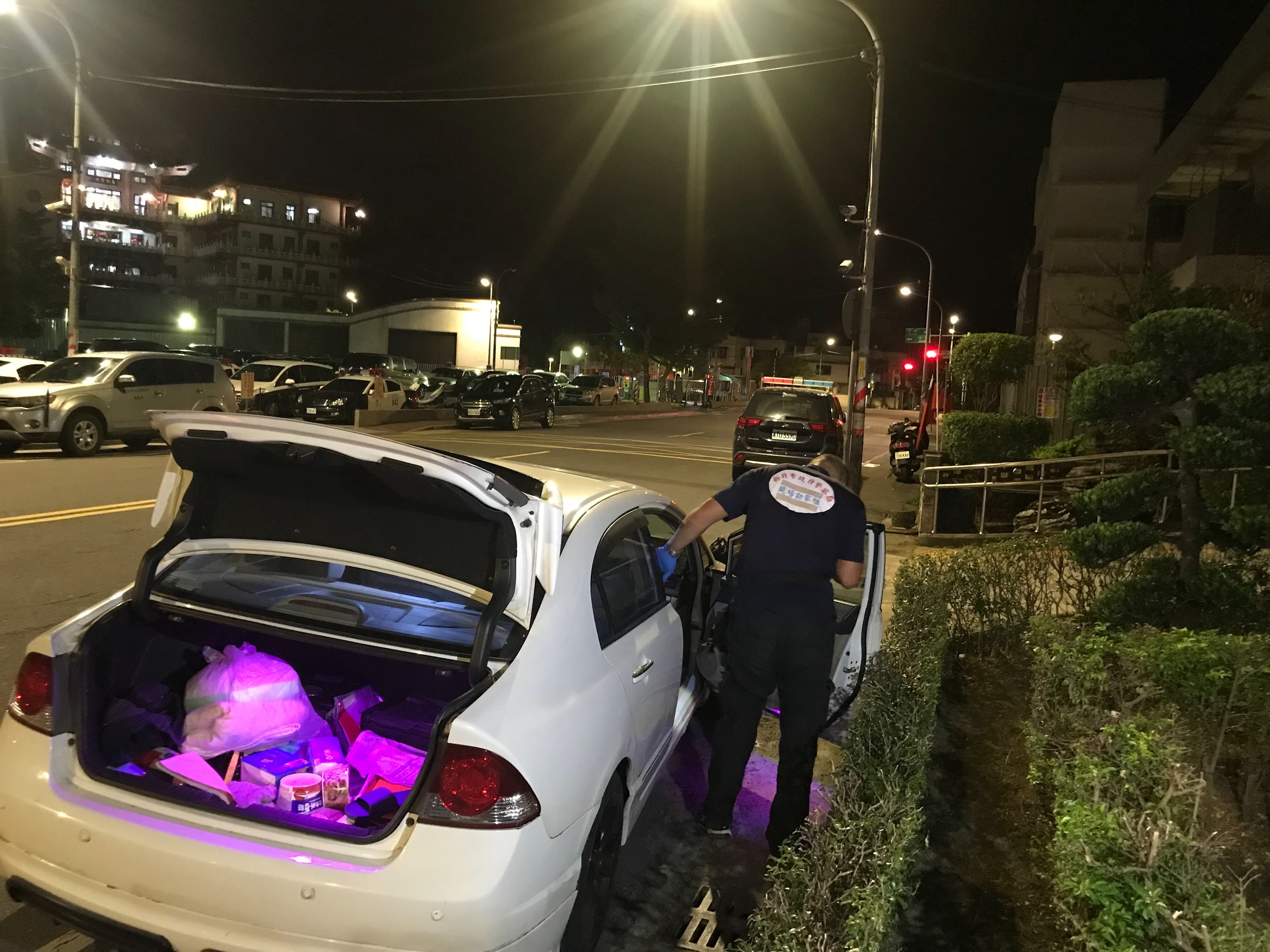唐姓少年再搭犯案車輛投案，警方隨即進行採證。（翻攝畫面）