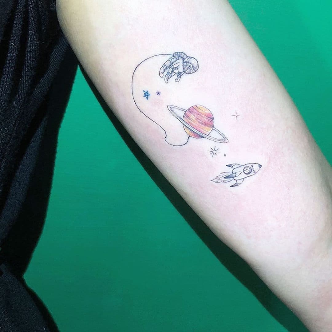  馬俊麟的梁敏婷老婆貼出手臂內側的新刺青，圖案為星球、火箭、太空人。（翻攝梁敏婷IG）