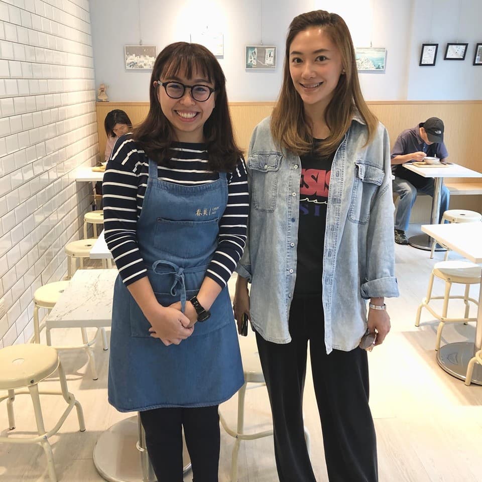 上星期陳小春陪老婆應采兒回台北娘家，陳小春低調不合照，應采兒成了全場焦點。（翻攝自春美冰菓室臉書）