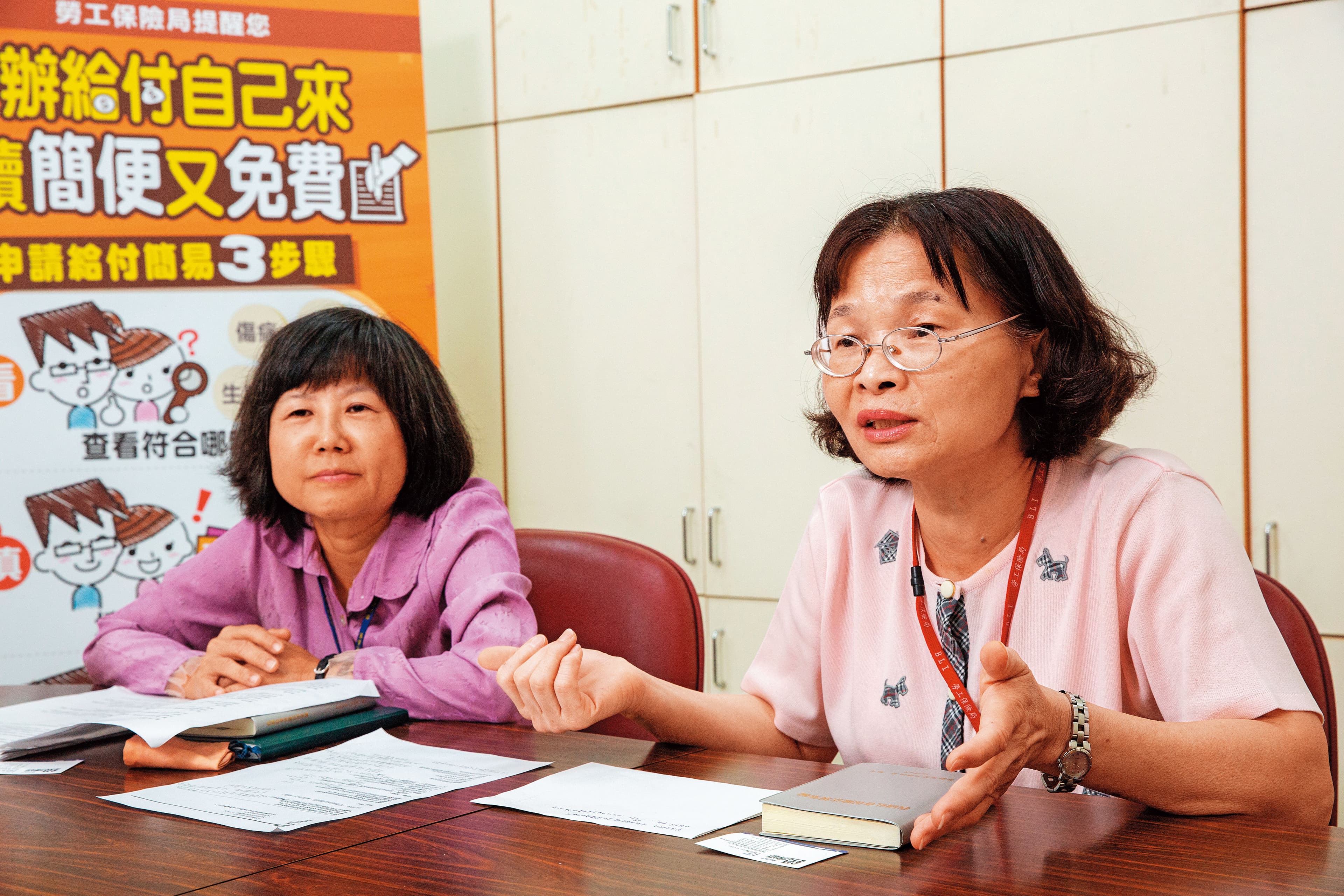 勞保局納保組代理組長林秀襄（右）表示，屬於承攬的自營作業者，可透過職業工會加勞保。
