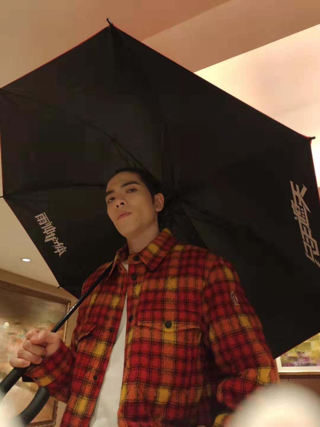 蕭敬騰與肯德基共同聯名的雨傘，雨傘外有肯德基Logo及老蕭的簽名，內層則寫上「雨神護體，隻手遮天」8個字。（華納國際音樂提供）