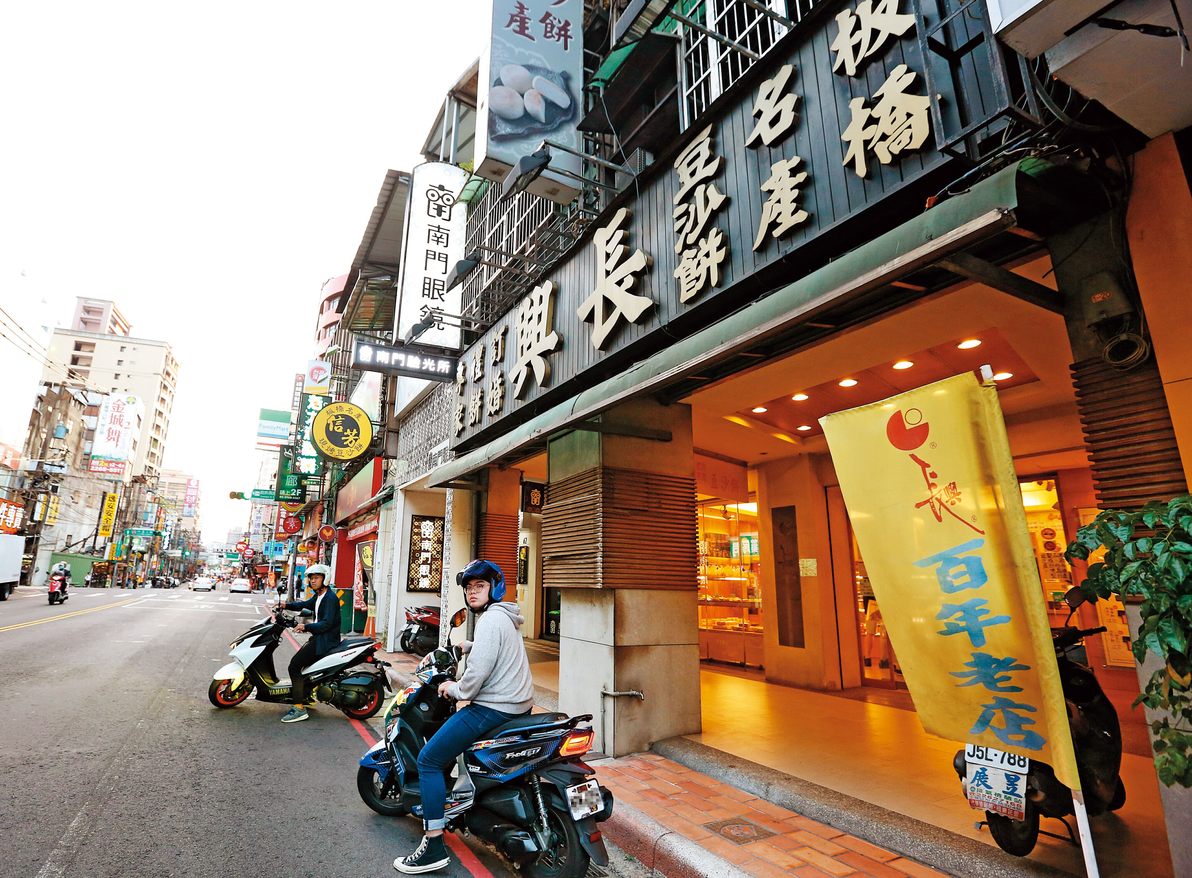 黃煒哲來自板橋的長興餅店家族，相對優渥的條件也讓他比別人更敢追夢。