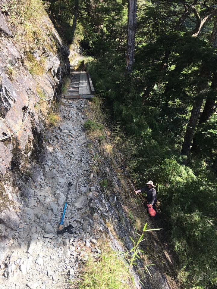 有民眾在玉山主峰線上沿途撒金紙，玉管處員工花數小時才清理乾淨。（翻攝自玉山國家公園臉書）