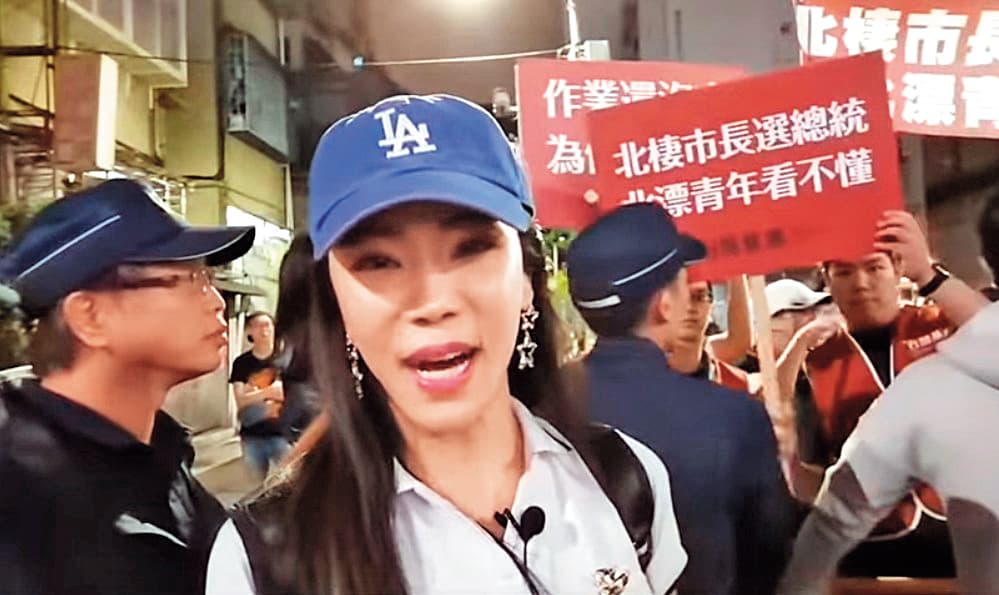 ↑外型亮眼的高鈞鈞，常在韓國瑜造勢場合直播，官方臉書粉絲團的貼文，也有近10萬韓粉按讚。（翻攝鈞鈞YouTube）