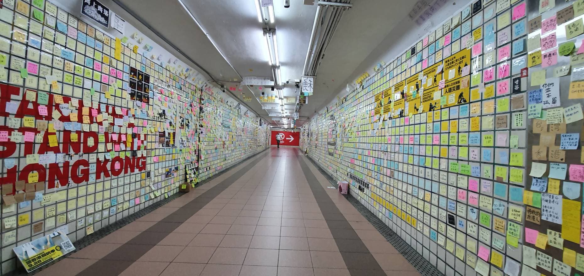 台中SOGO商圈地下道的連儂牆（Lennon Wall），今年8月設立，主要聲援香港反送中運動。（翻攝）
