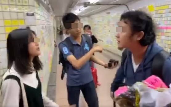 破壞連儂牆的胡姓男子，遭熱心民眾喝斥，還大言不慚的反咬對方妨害自由。（翻攝　陳致豪臉書）