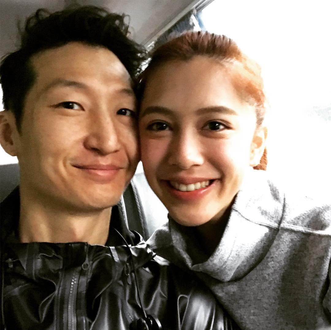 劉奕兒2年前因拍攝《報告老師！怪怪怪怪物！》與擔任該片武術指導、洪金寶的次子洪天祥交往，兩人感情穩定。（洪天祥臉書）