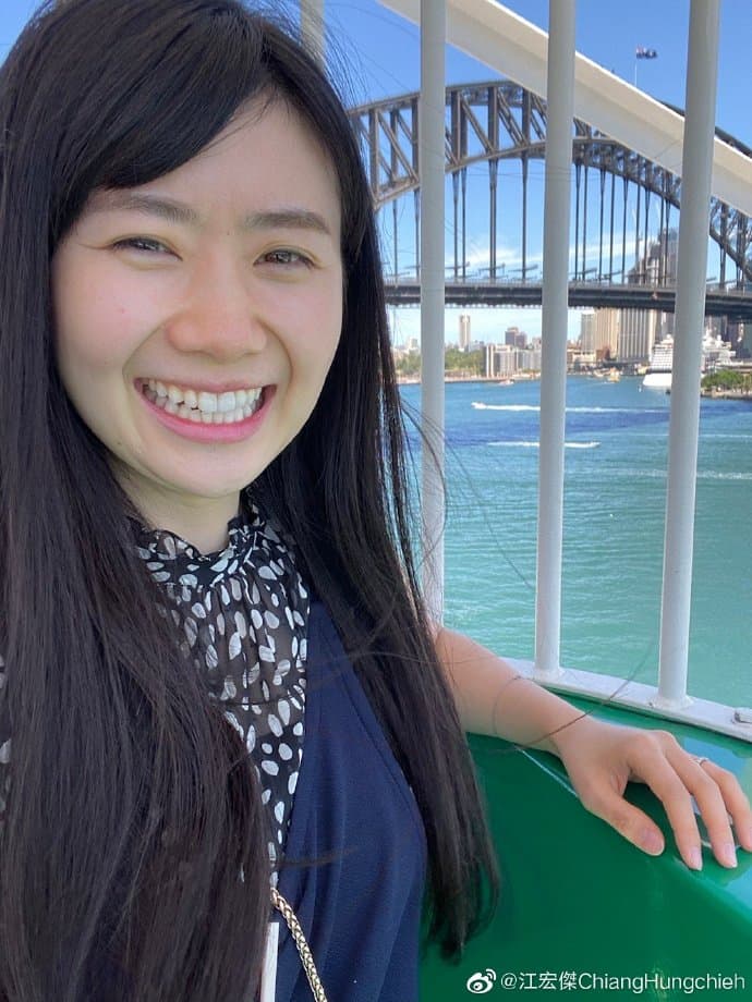 福原愛秀出燦爛笑容，粉絲大讚少女膚質。（翻攝自江宏傑微博）