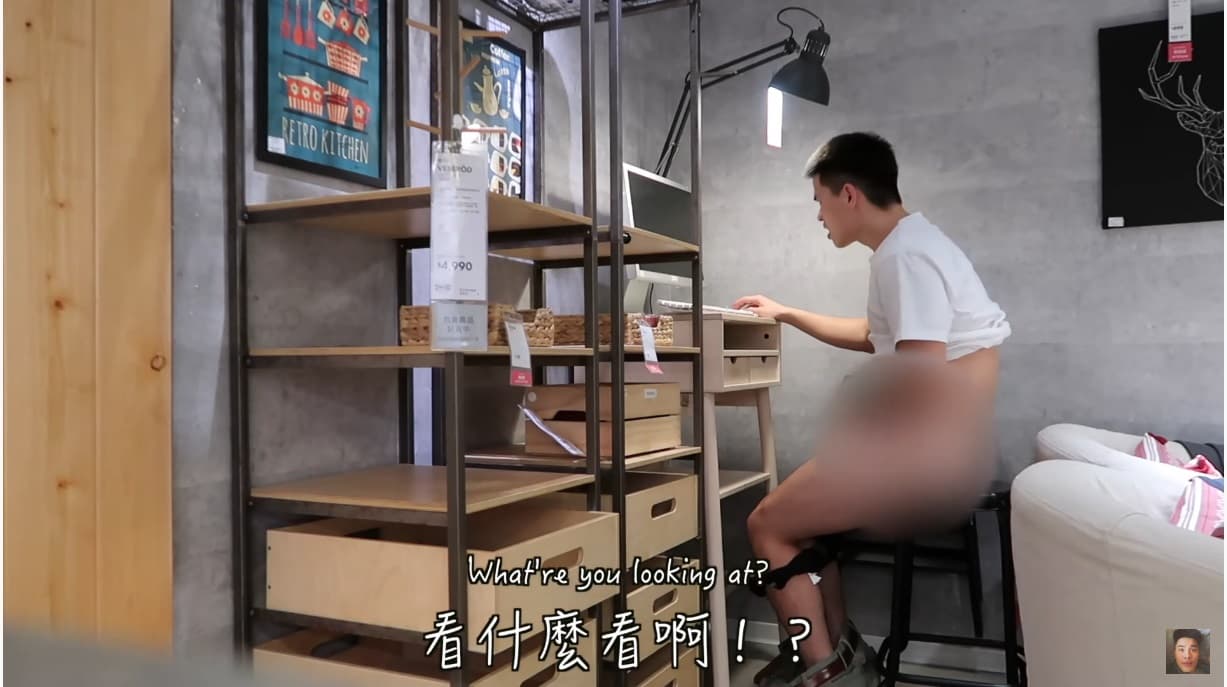 李堉睿甚至在電腦前假裝打手槍。（翻攝自Youtube）