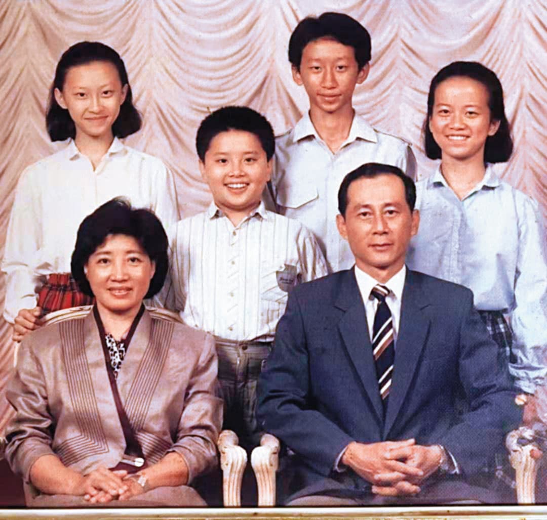1973年，史鴻堯（前排右1）在台南創立東富電器，史瑞斌（後排右2）為其長子，備受寵愛。（史瑞斌提供）