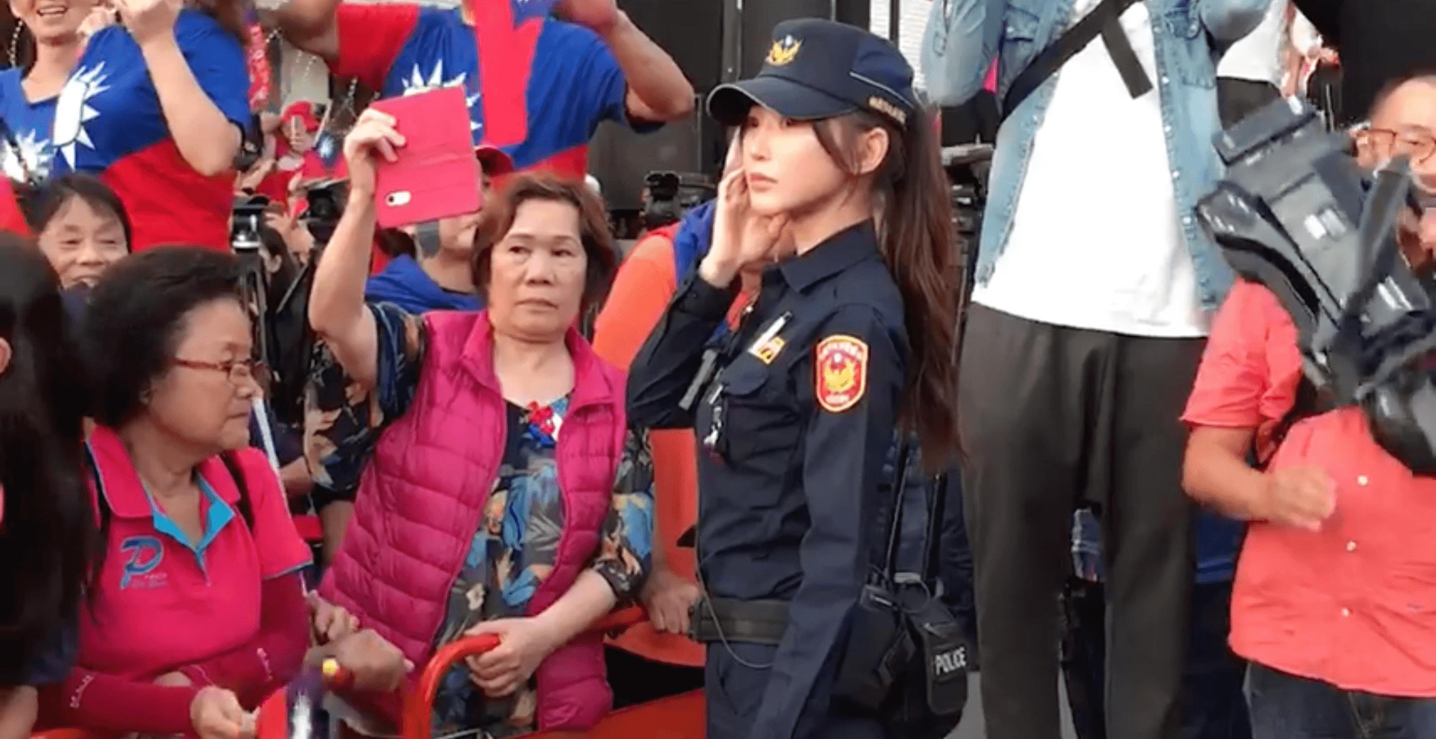 林筱綺在執勤中意外被捕捉，被許多網友認為她相當漂亮。（翻攝臉書）