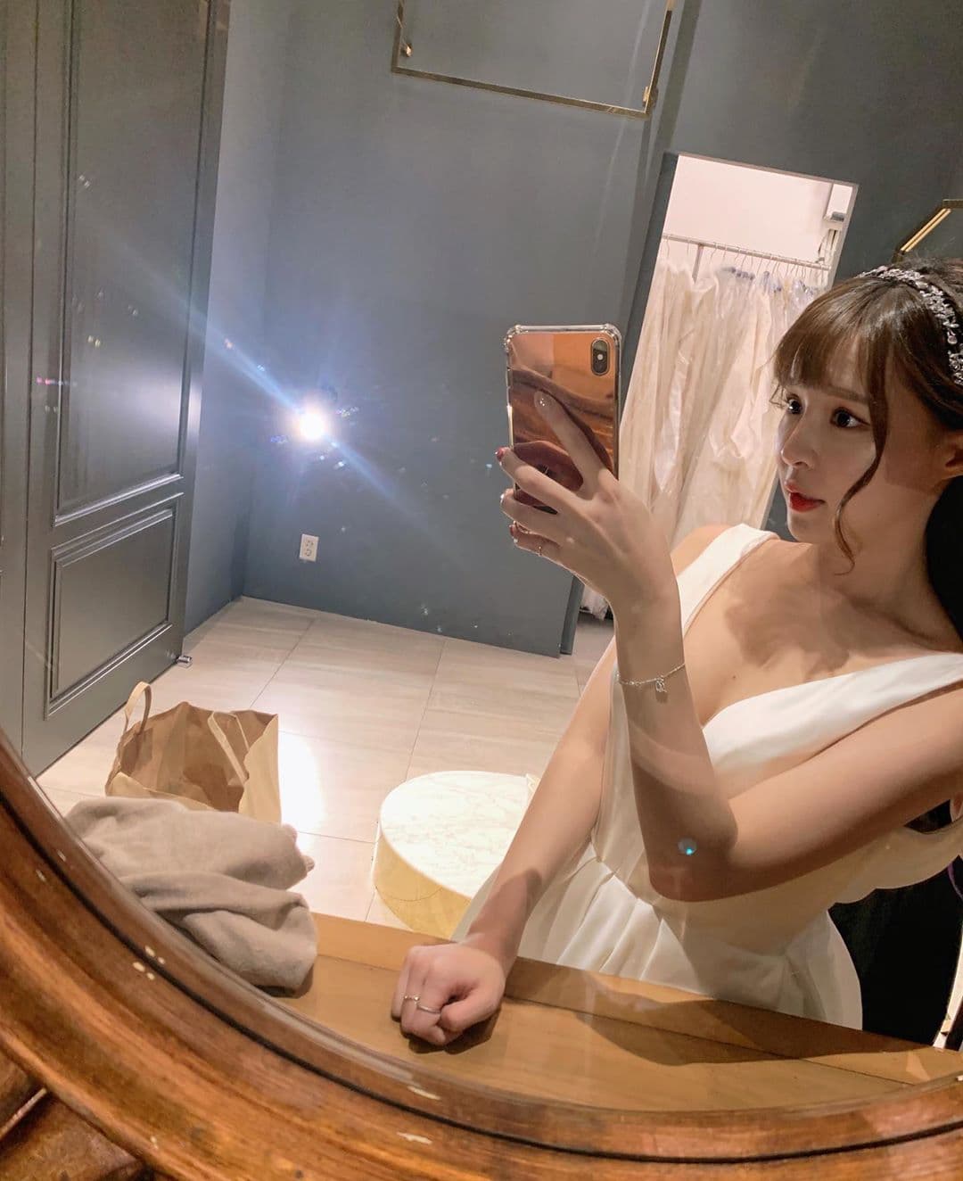元元紮起公主頭身穿上白色低胸爆乳婚紗，簡直美翻了。（翻攝自元元IG）