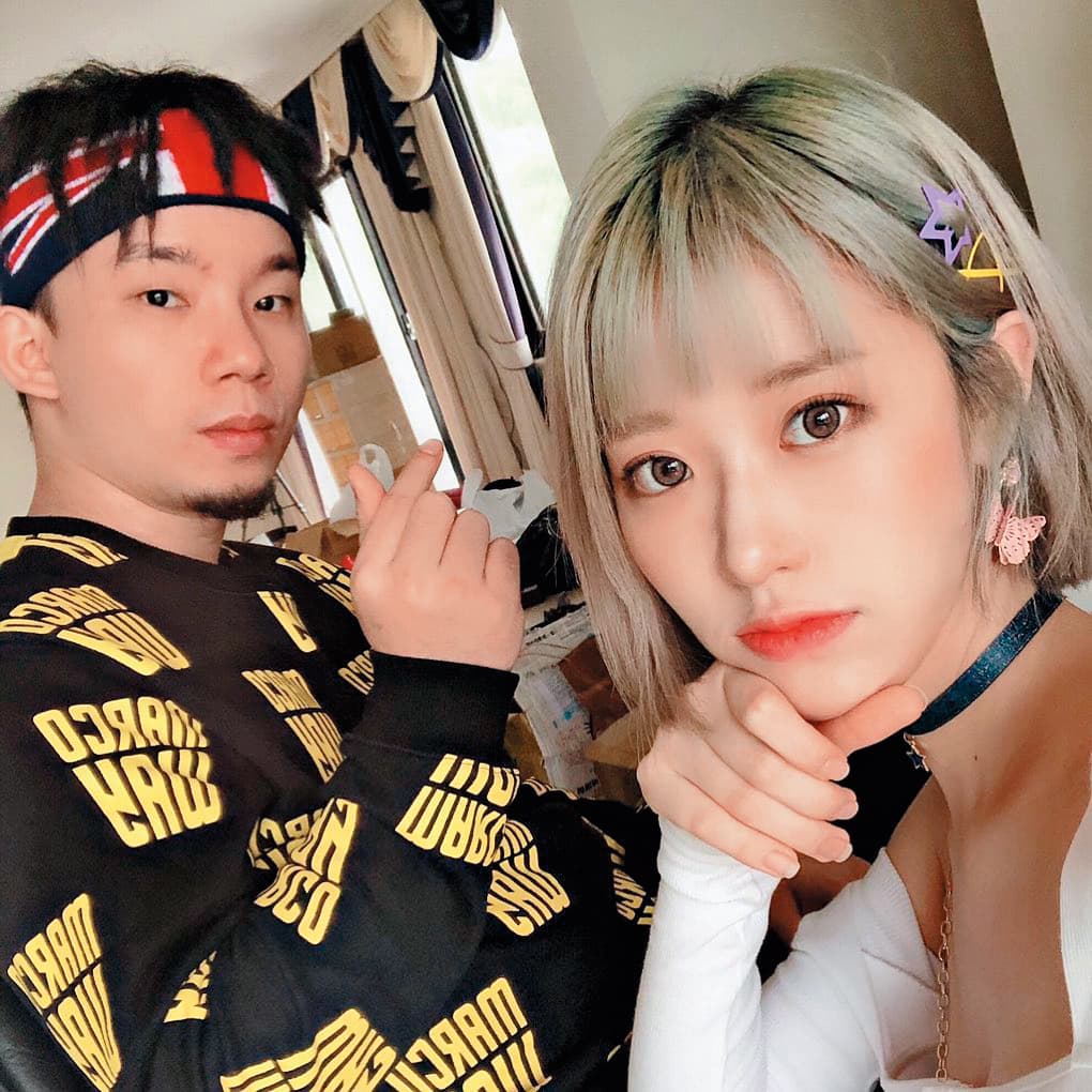 烏鴉（左）創立了網紅經紀公司，旗下藝人就是美麗妄娜。（翻攝自美麗妄娜IG）