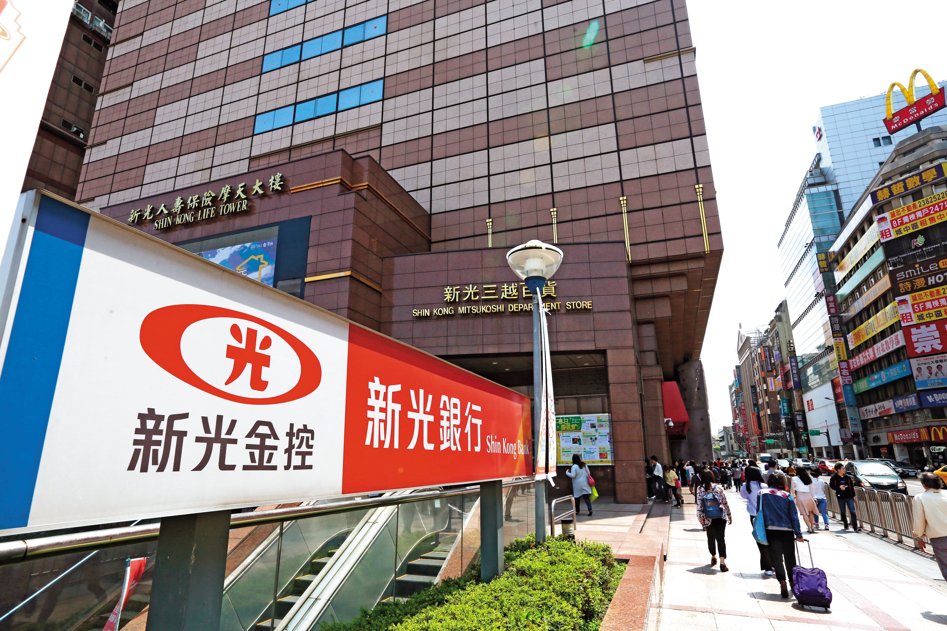 新光金控明年將改選董監事，吳東進面臨經營權保衛戰。