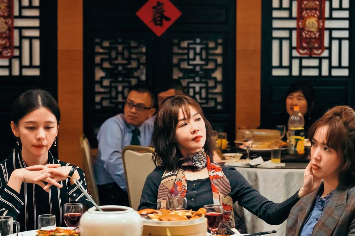 徐若瑄（左起）、謝盈萱及孫可芳在 《孤味》 飾演三姐妹，加上堅忍的媽媽陳淑芳，描述女性在困境下如何撐起一片天。（威視提供）