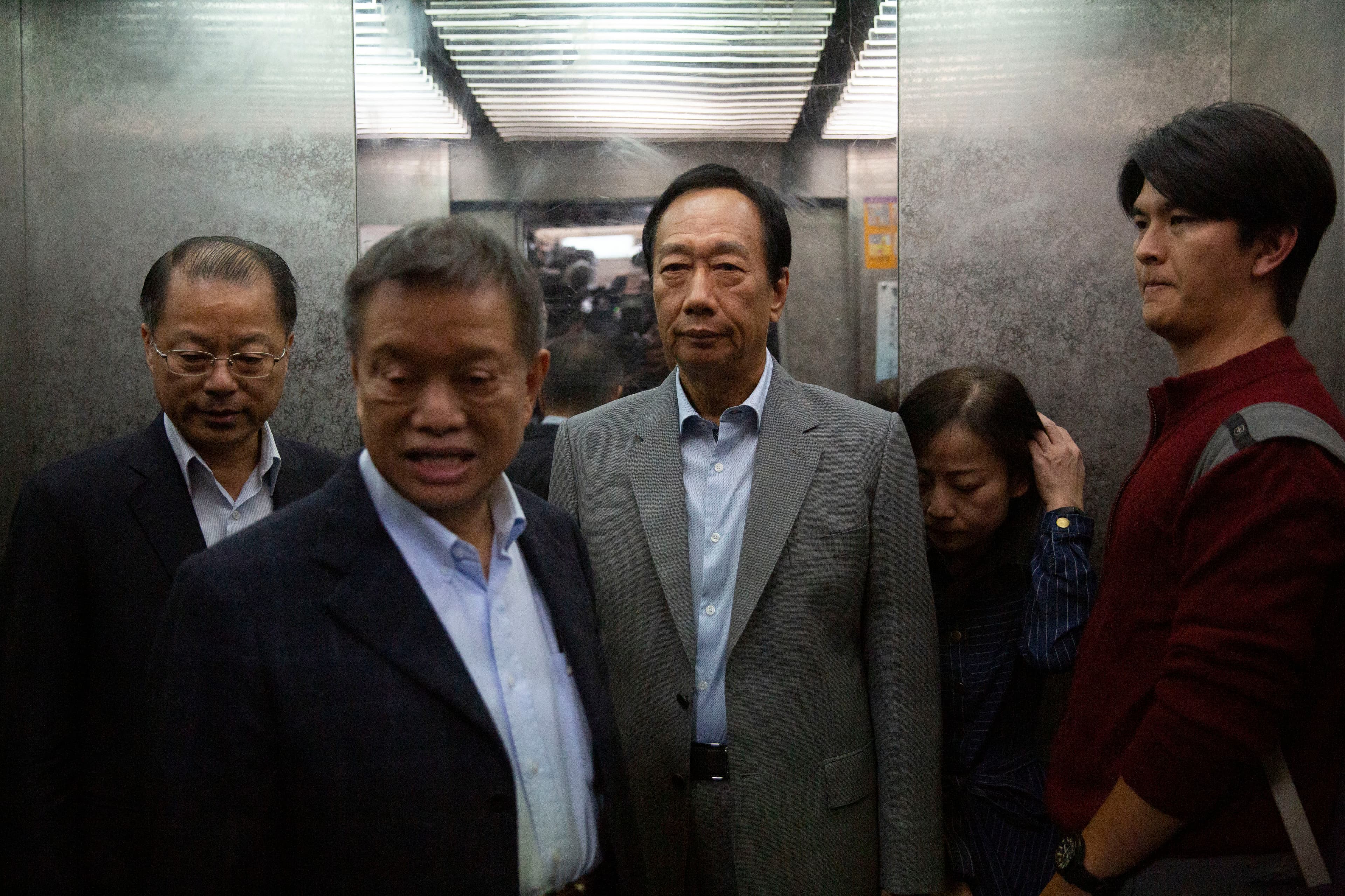 鴻海創辦人郭台銘不滿網友胡亂在網路上散布郭台銘母親過世謠言，今親赴刑事局提告。