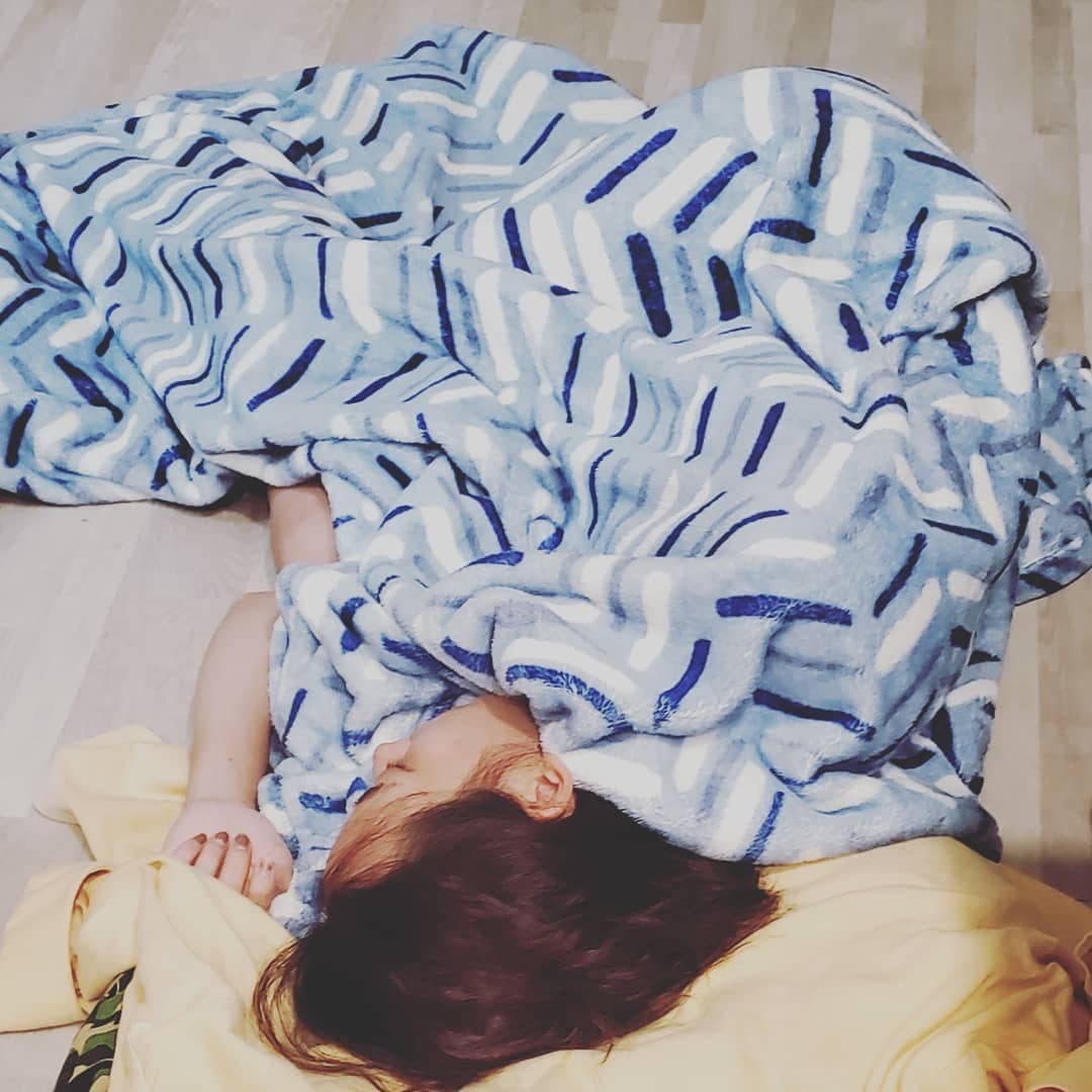 黃子佼忙工作到深夜，孟耿如不捨就在他辦公桌下席地而睡陪伴。（翻攝自黃子佼臉書）