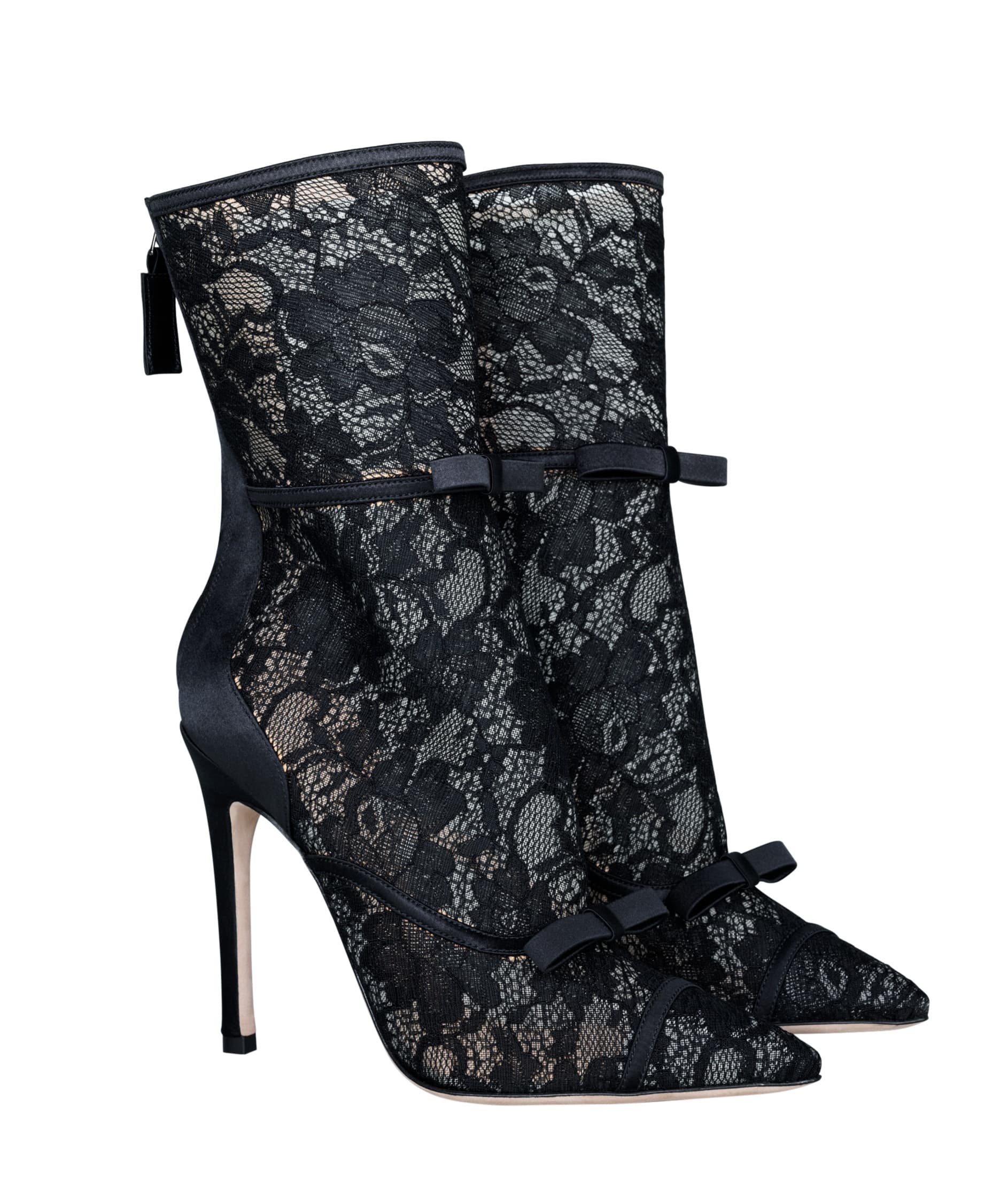 Giambattista Valli X H&M設計師聯名系列蕾絲短靴，NT$9,999。（H&M提供）