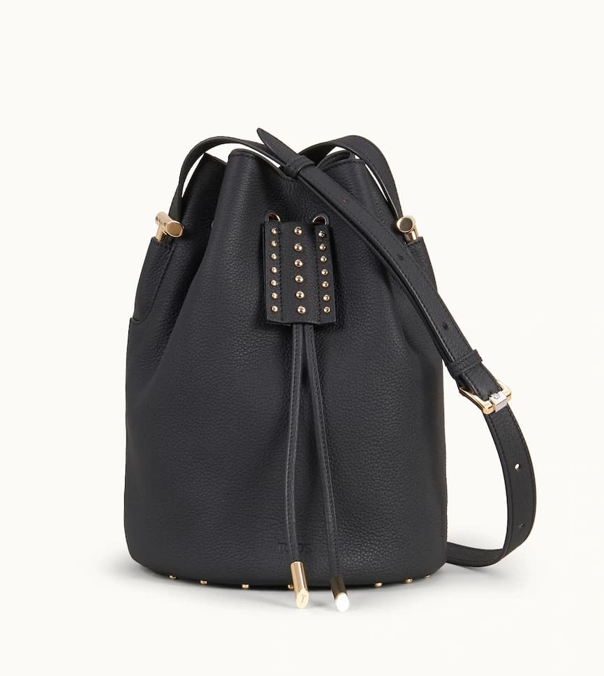 牛皮材質AOI也有推出黑色款，NT$56,100。（迪生提供）