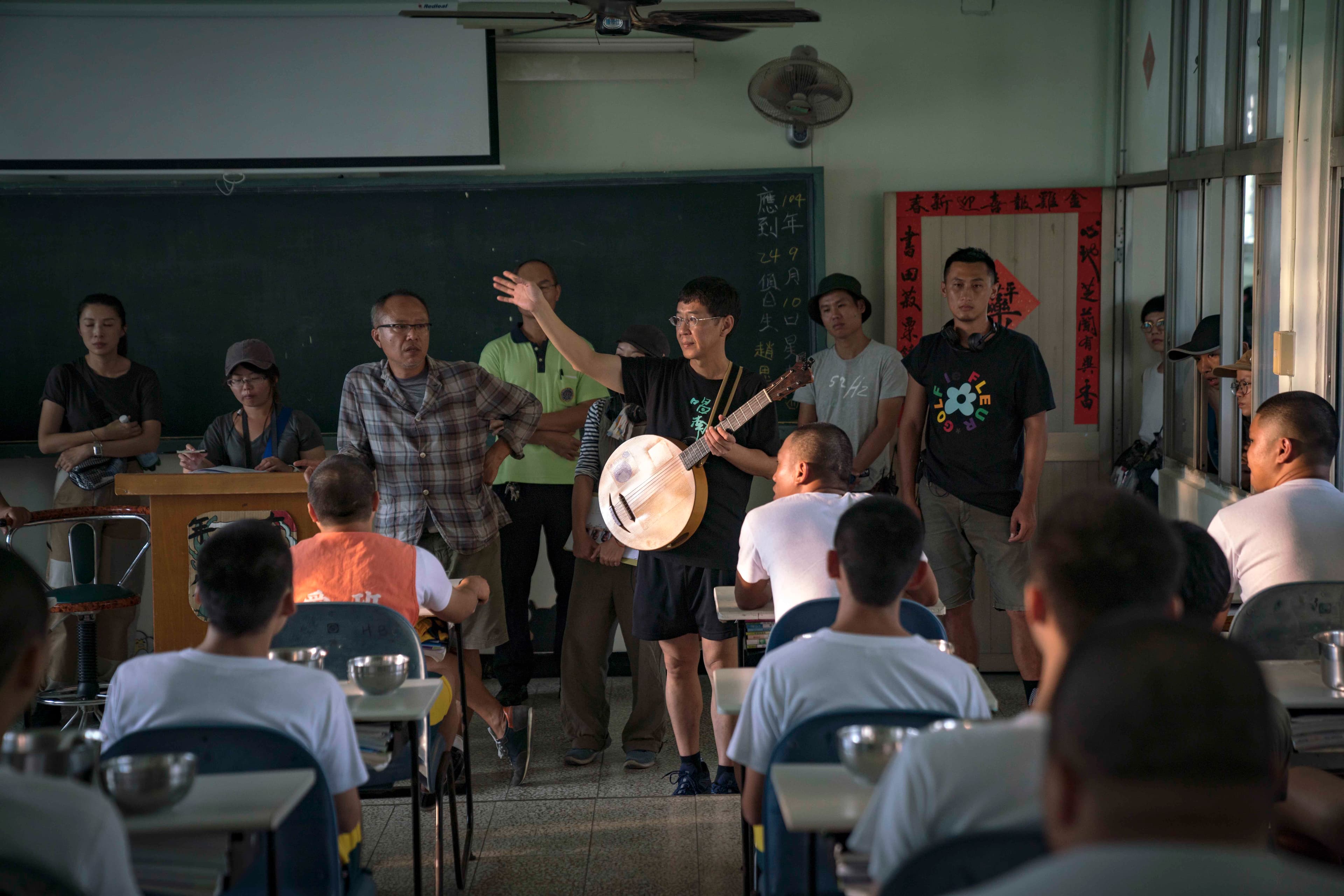 林生祥（中黑衣）在拍攝現場指揮合唱。（甲上提供）