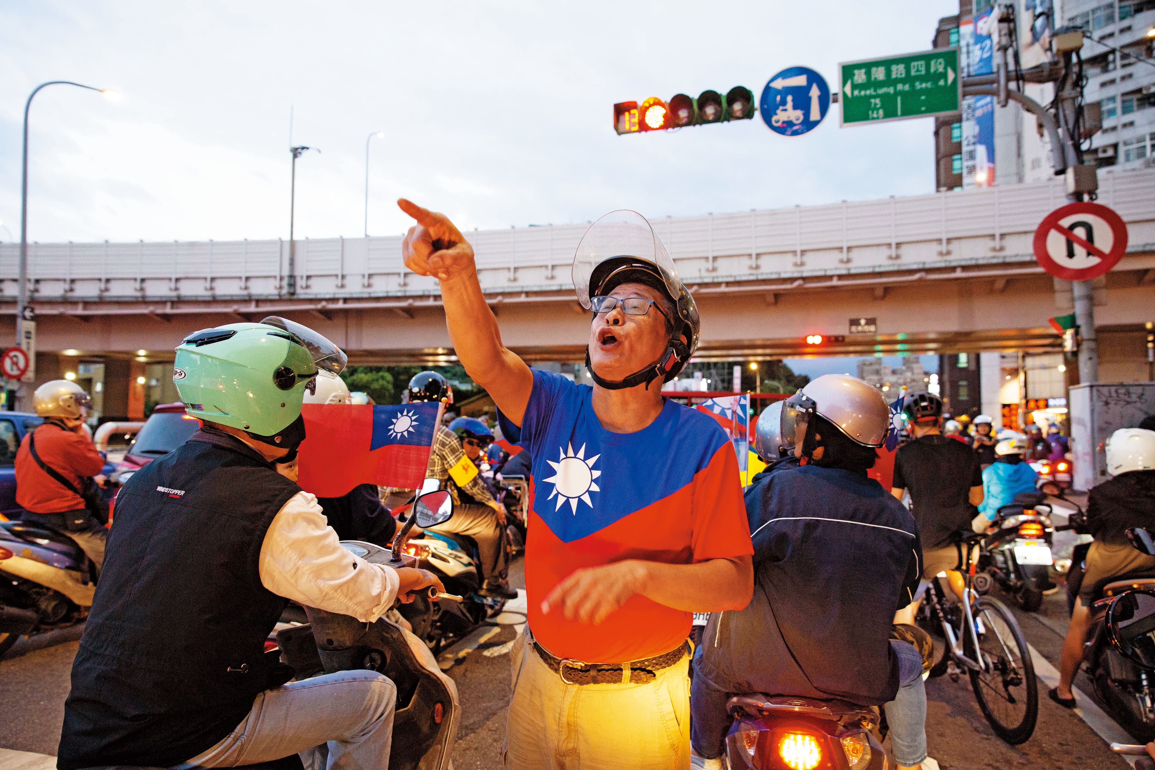 上週五的挺韓車隊，車隊裡有熱心大叔指揮交通。