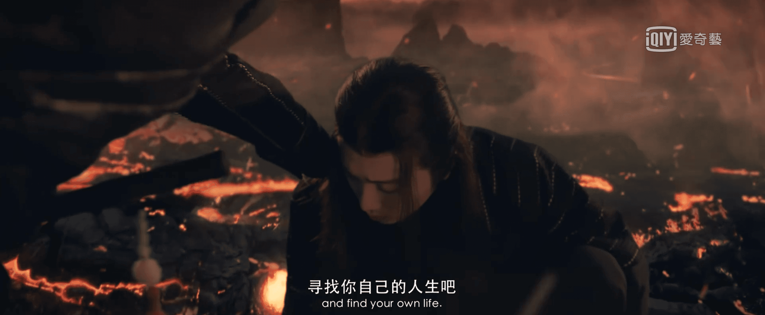 《陳情令之生魂》電影裡特意讓「魏無羨」人物登場，連隨身的「陳情」也入鏡。（截圖自畫面） 