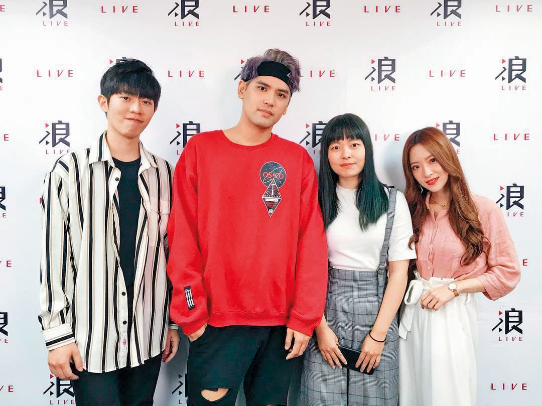 在浪Live擔任直播主的彤兒（右一），因受到關注而擁有不少粉絲。（翻攝自彤兒IG）