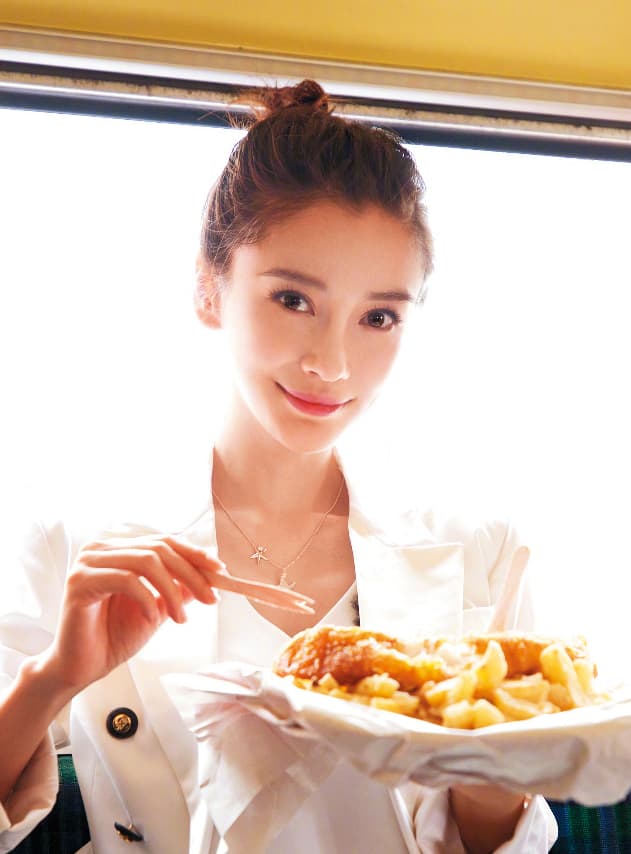 Angelababy從小就覺得上海展覽中心很美，很感謝老公讓她終於有機會實現以前的願望。（翻攝自Angelababy微博）
