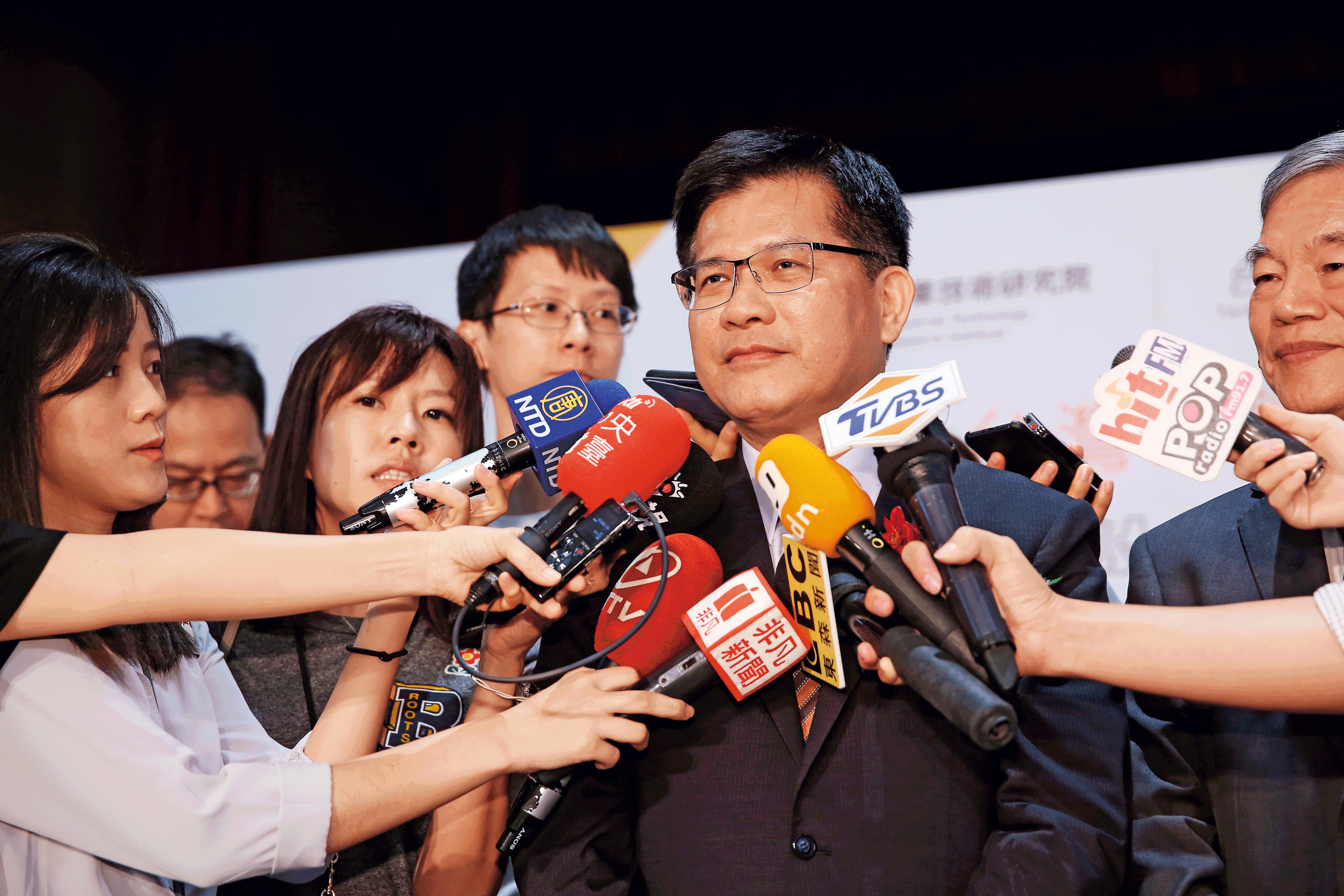 今年9月中，交通部長林佳龍（右）下令延長Uber條款開罰日。
