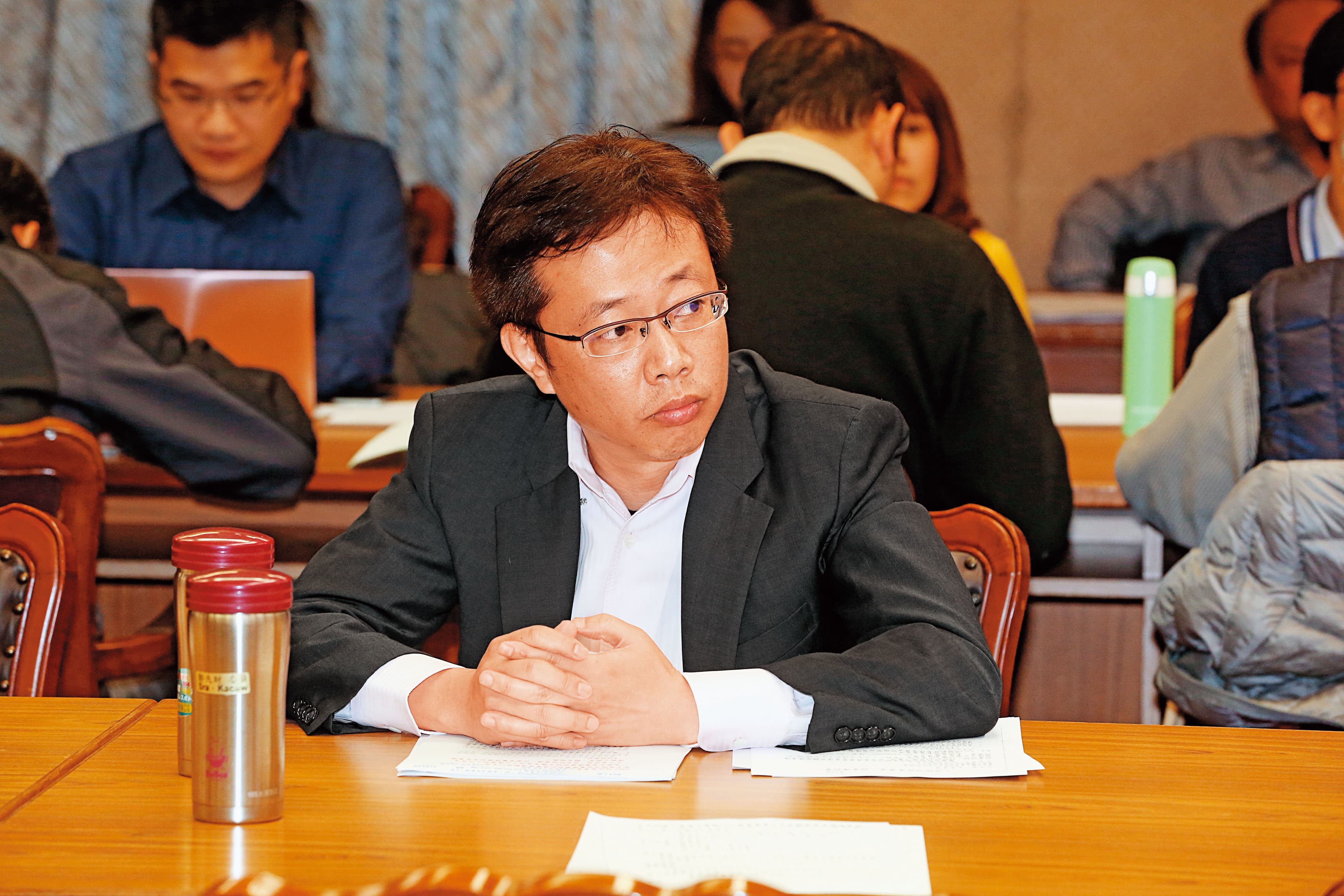 張宏陸表示，會委託徵信社監控民運人士的人，根本不配稱作台商。