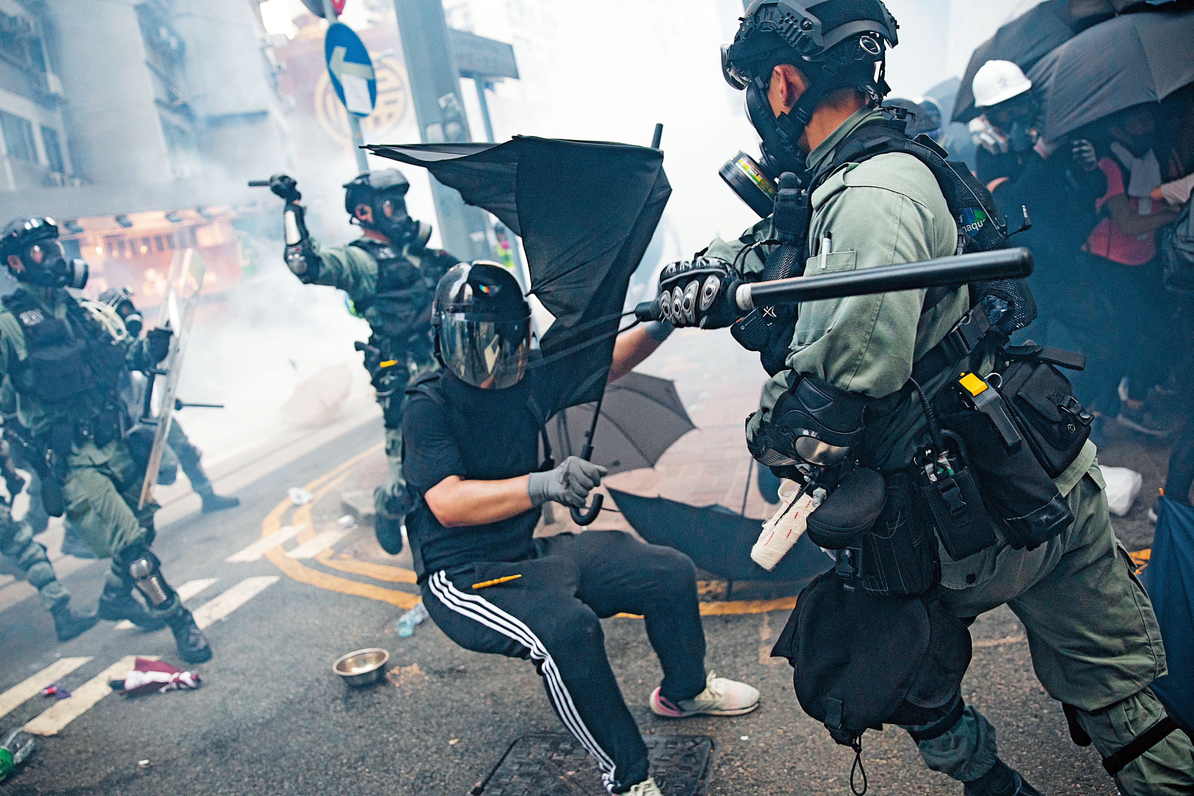 香港警方攻擊反送中運動人士，讓反送中活動在國際間引起注目。