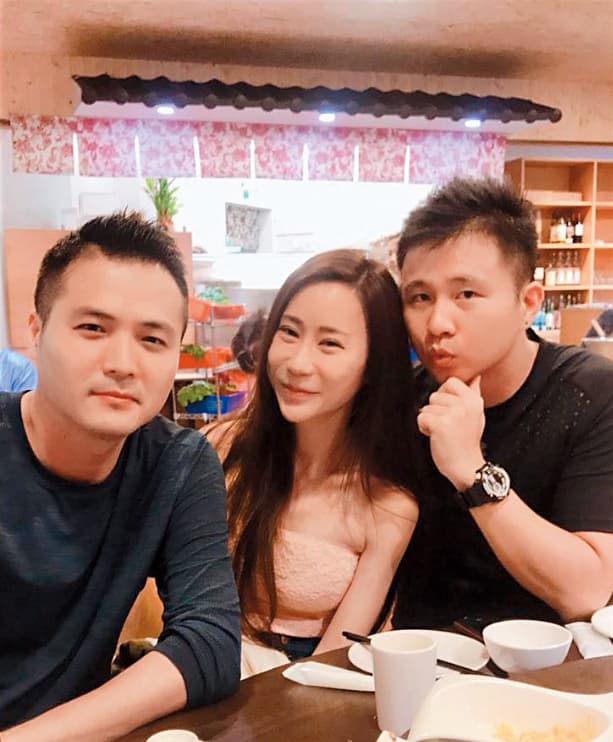 被爆與羽球教練（左）互動親密後，安晨妤（中）曾在臉書放上和老公（右）、教練的3P同框照澄清。（翻攝自安晨妤臉書）