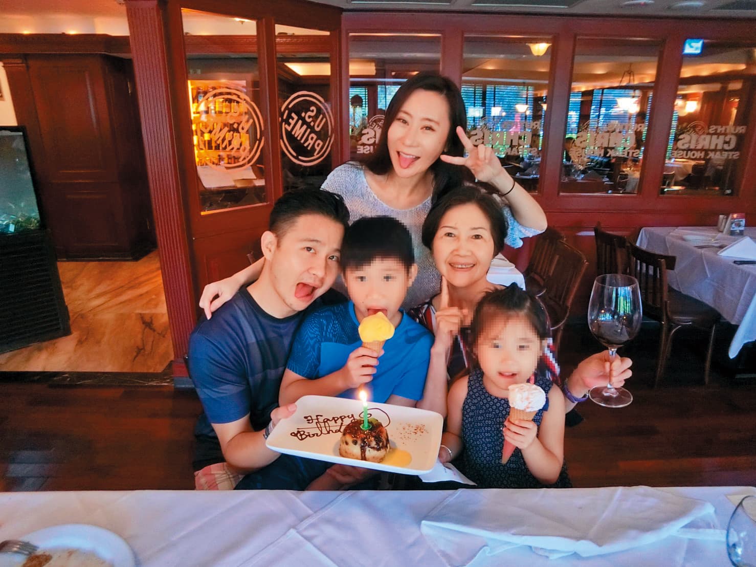張劭緯（左一）大多聽從母親張秀琬（中排右一）的命令行事，他今年五月帶小孩到上海生活，也是母親指使。（讀者提供）
