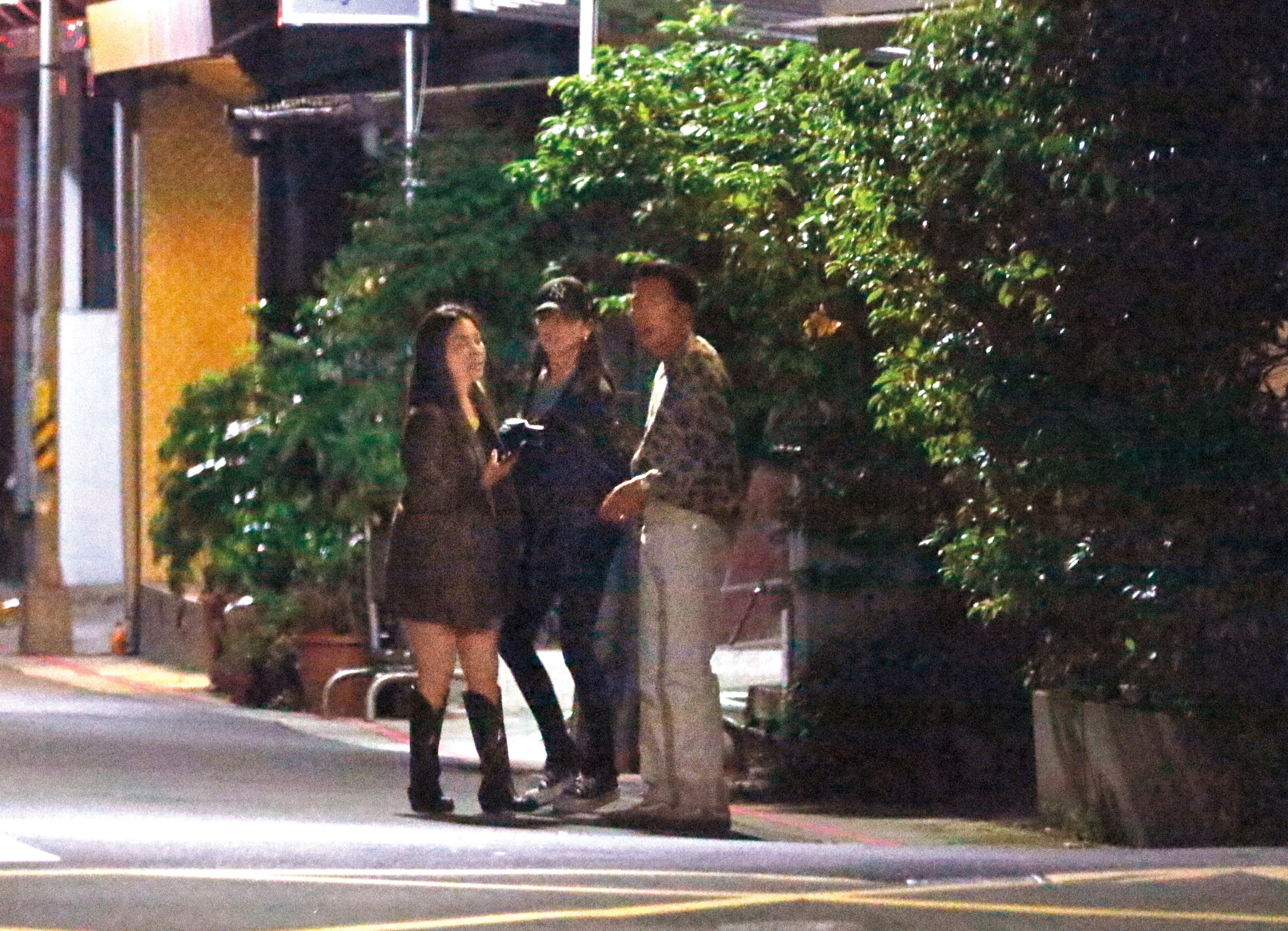 11/04 23:01 2個半小時後，楊秀蓉（左）及石貞善（中）及友人盡興離開柯爸酒吧，在路邊等車接送。