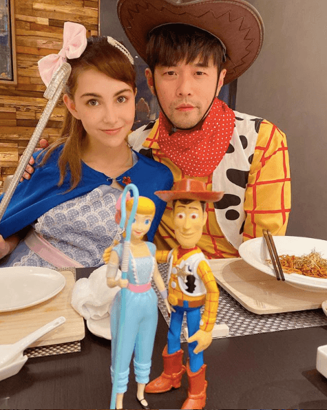 夫妻感情好，玩cosplay也是一組的，一人扮Woody，一人就扮牧羊女寶貝。（翻攝自昆凌臉書）