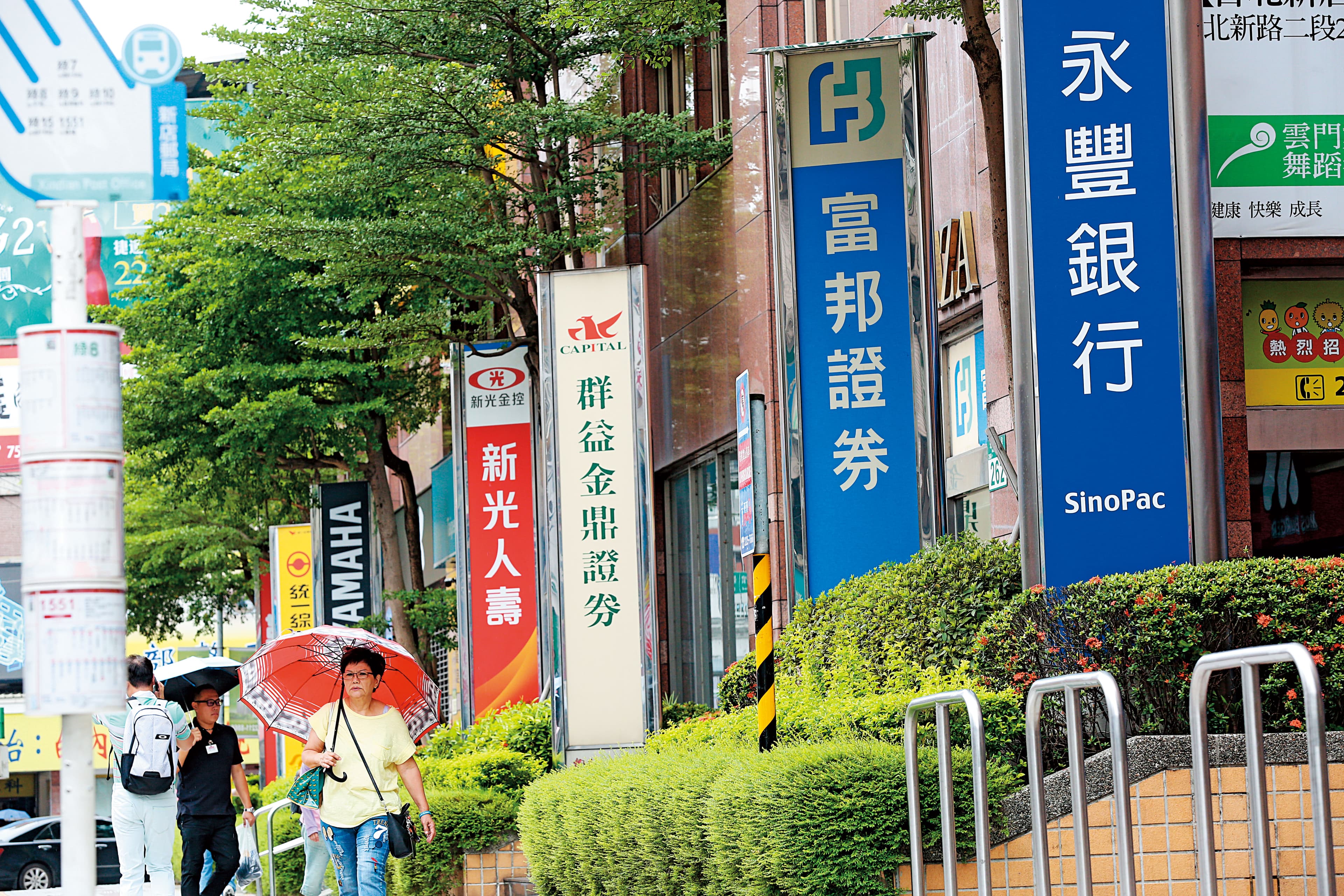 數學碩士孫悟天透過存股買賣SOP倍數表，愈靠近淨值愈加碼，逐步降低成本。
