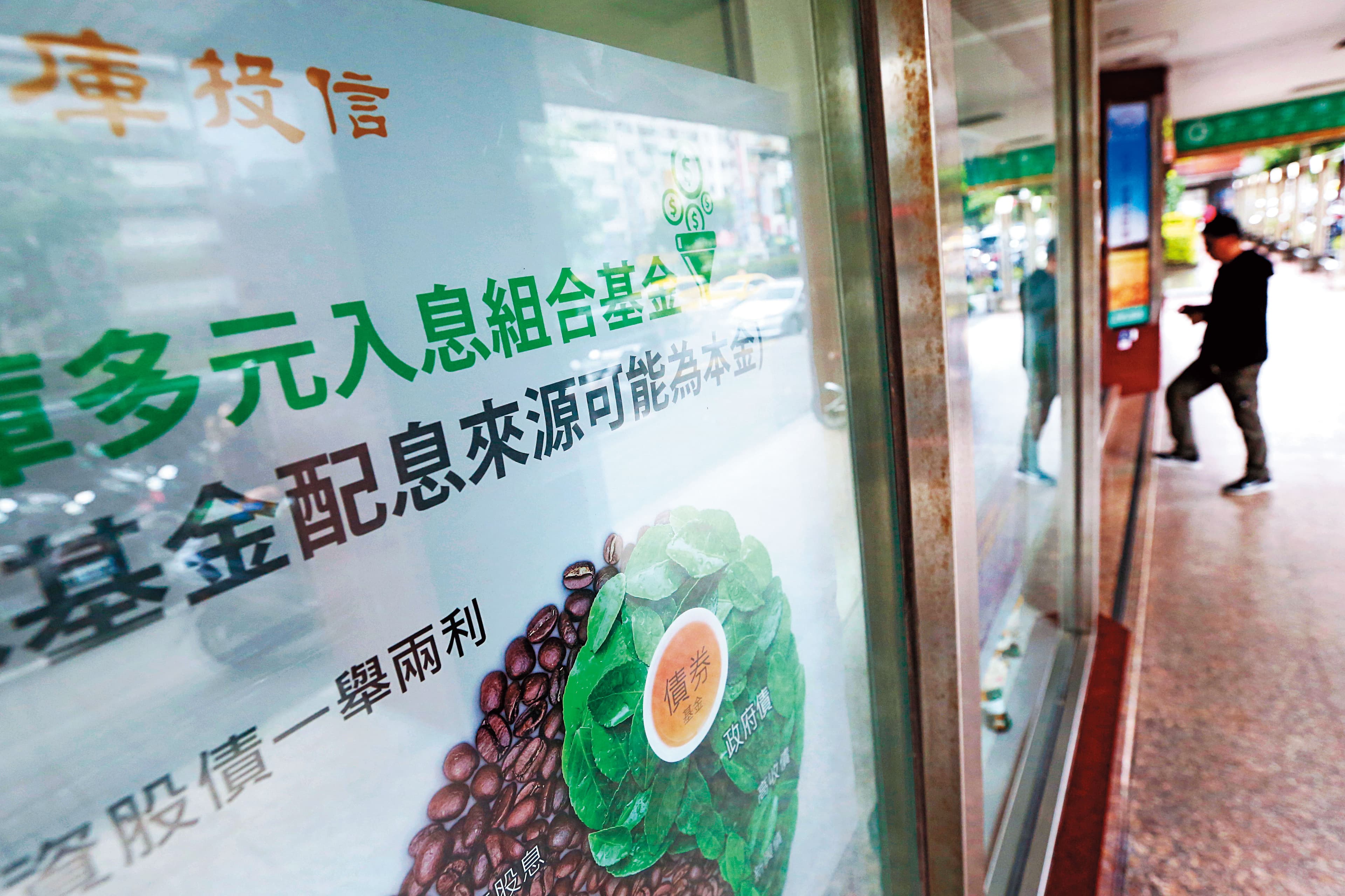 購買基金商品臨櫃辦理是上策，且主動結識理專主管，建立雙理專服務可降低受騙可能。