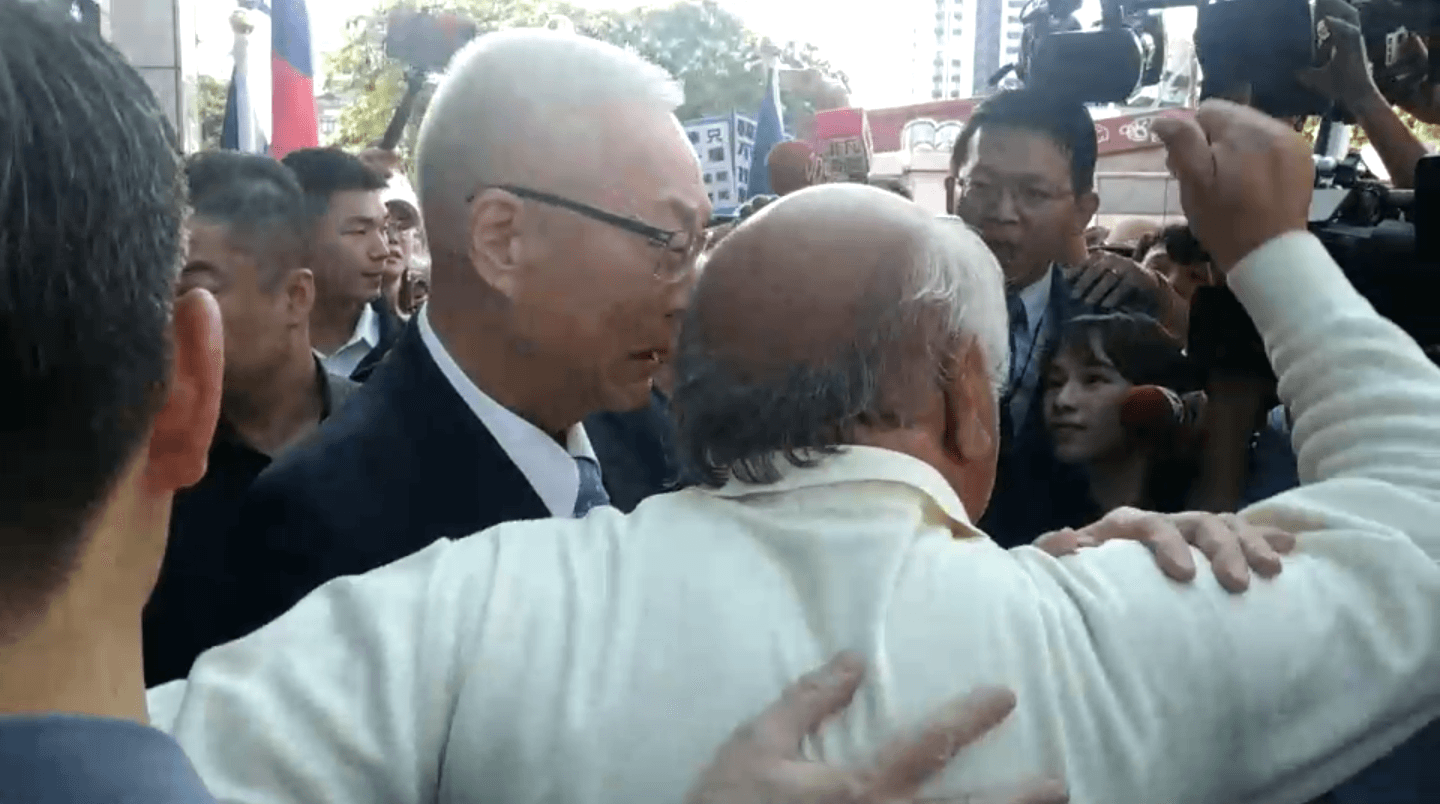 挺吳支持者在名單公布前，特地前往中央黨部替吳送暖，讓吳敦義當場哭成淚人兒。（讀者提供）