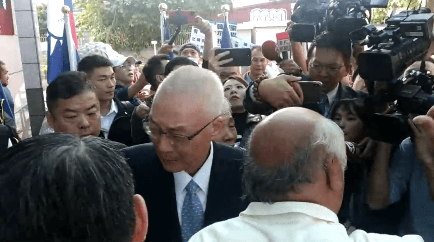 挺吳支持者在名單公布前，特地前往中央黨部替吳送暖，讓吳敦義當場哭成淚人兒。（讀者提供）
