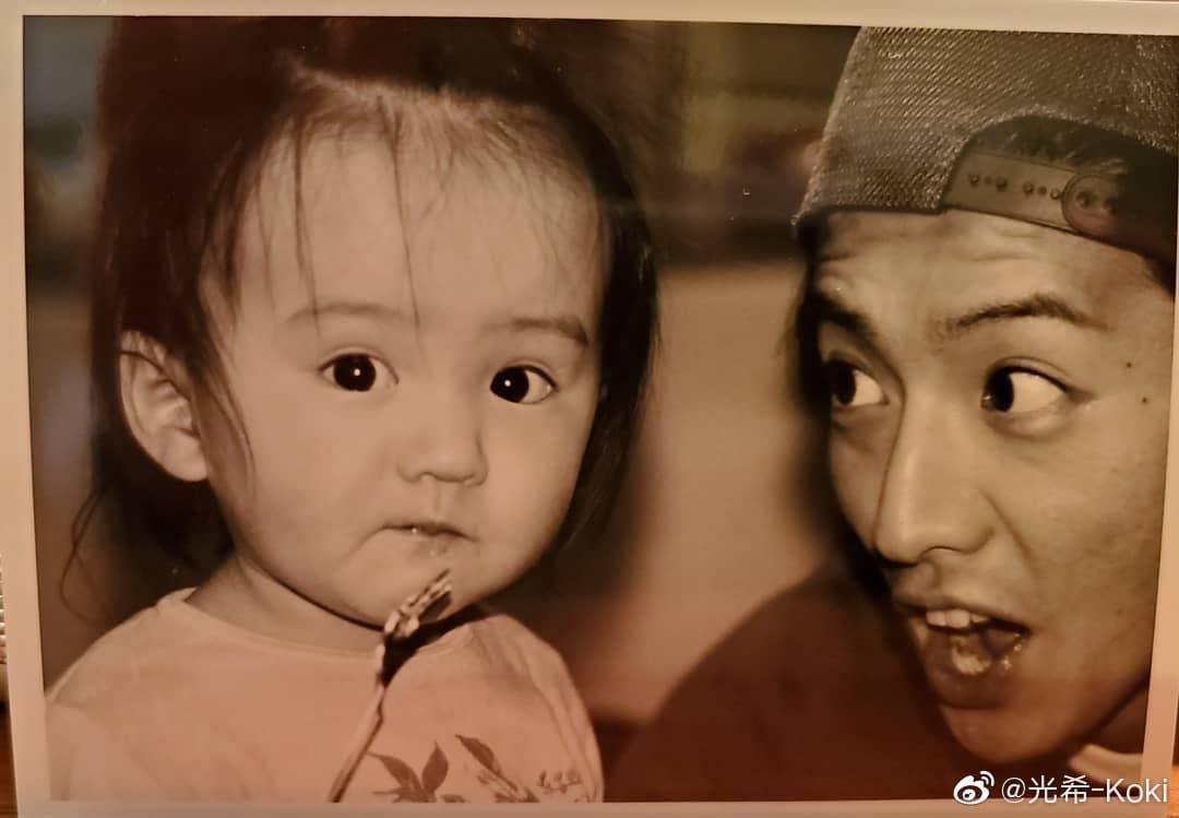 木村拓哉疼愛女兒光希的模樣，令許多粉絲感到羨慕。（翻攝自木村光希微博）
