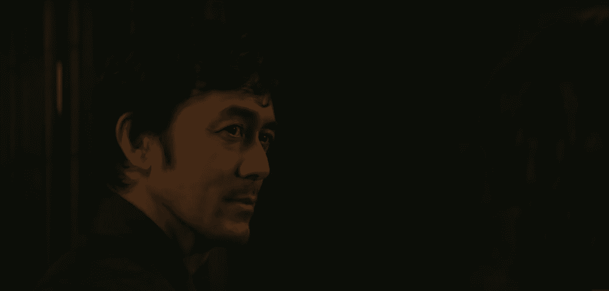 阿部寬在片場很ㄍㄧㄥ，但看日本隊世界盃比賽時超嗨。（翻攝自預告）